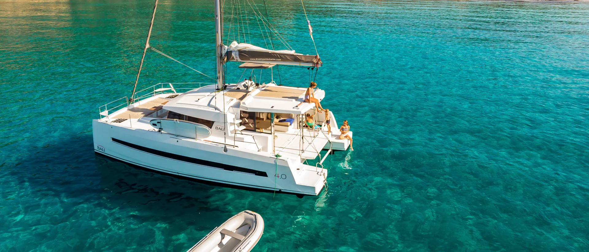 Catamaran charter met kristalhelder water op Sicilië