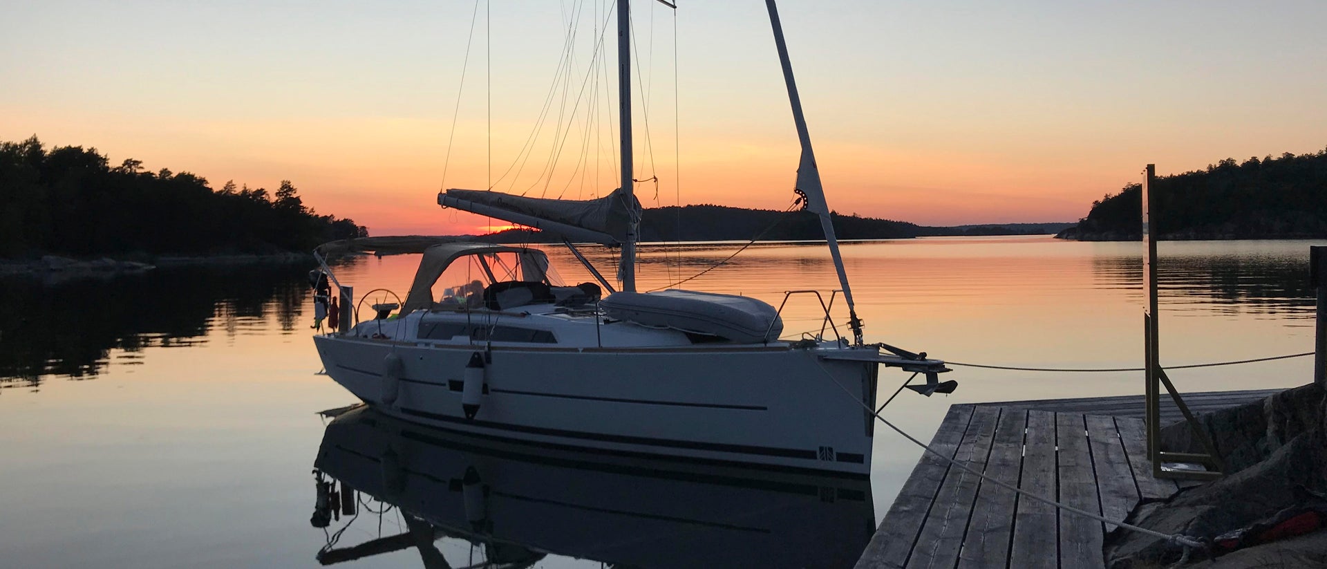 Fjord bei Sonnenuntergang, Segeltörn in Schweden