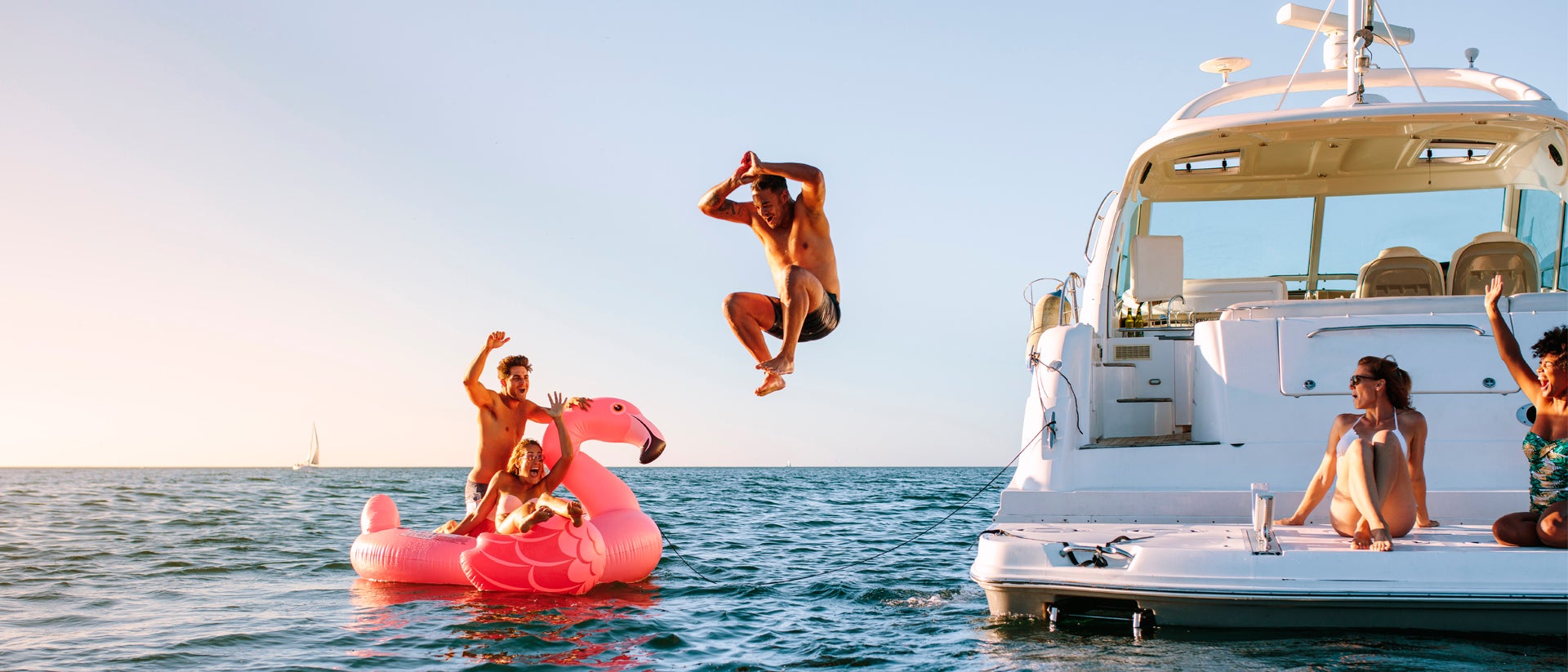 Amigos divirtiéndose en un yate de alquiler en Tenerife