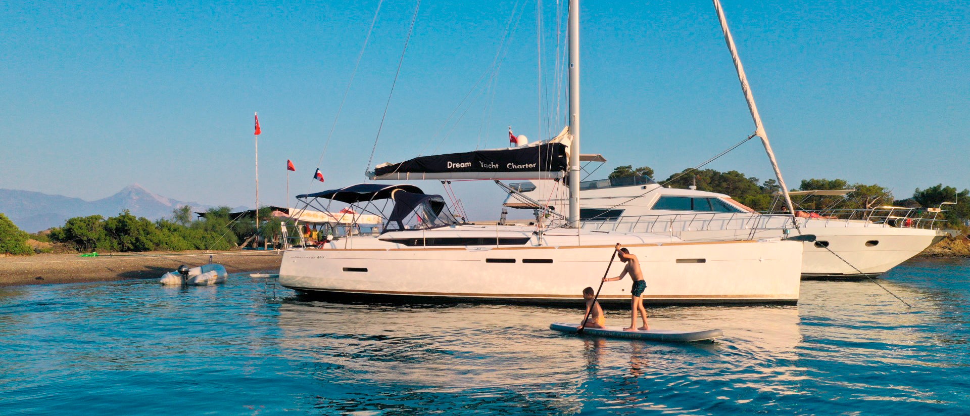 Familia navegando en velero por Turquía