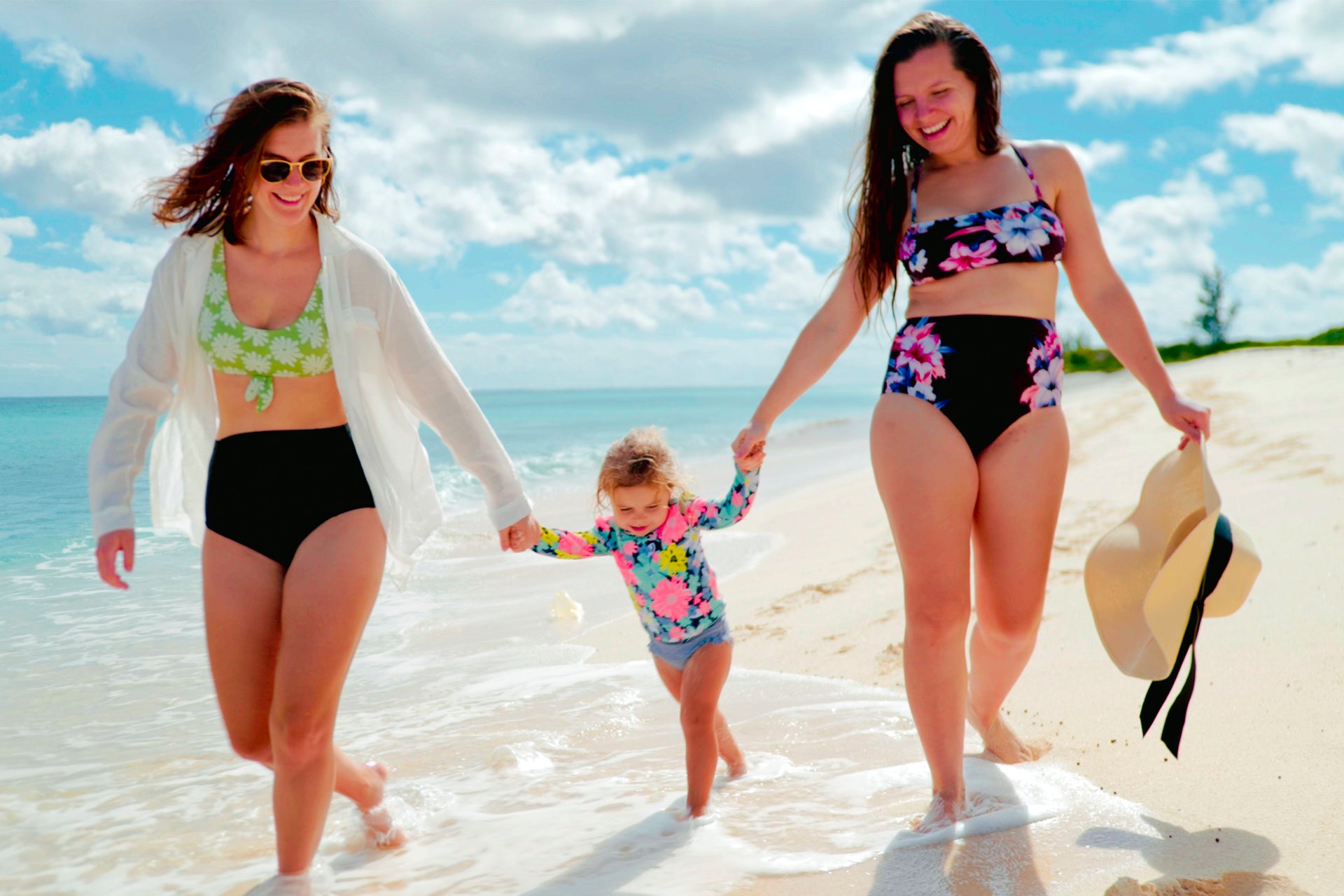 Îles Abacos famille heureuse en vacances à la plage