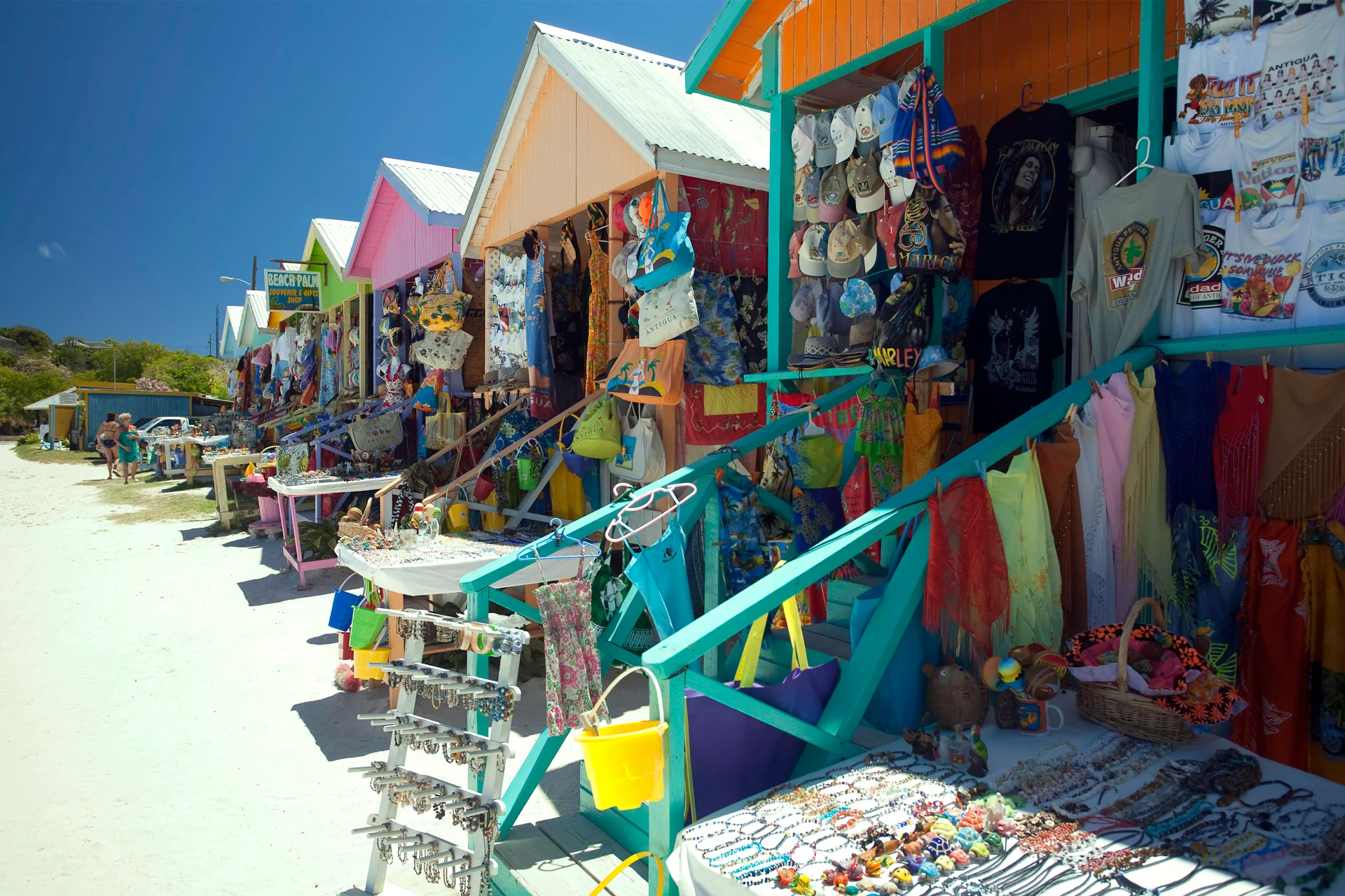 Vacances d'été, marché local et plage colorée à Antigua