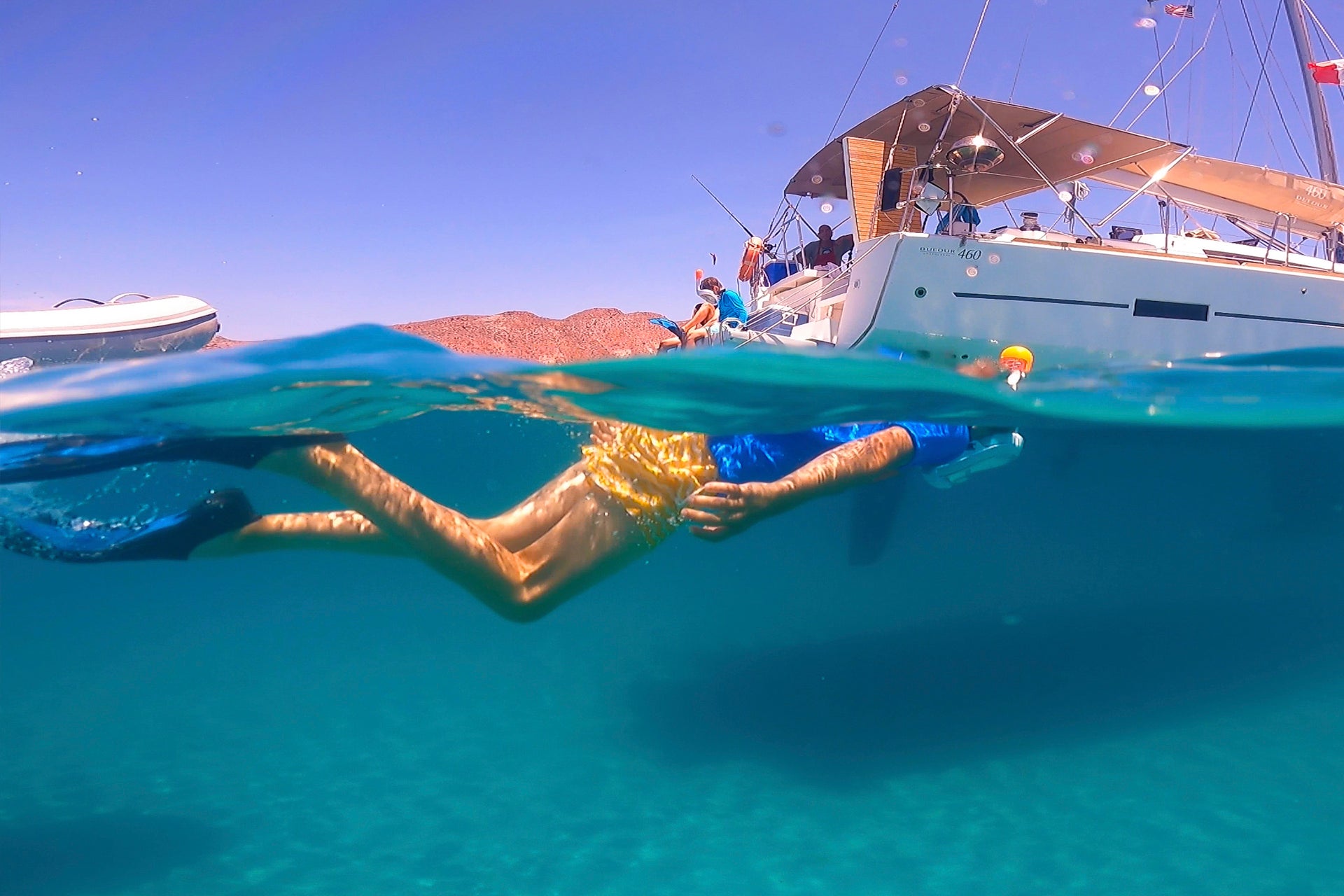 Frau auf dem Atlantik beim Schwimmen im Segelurlaub