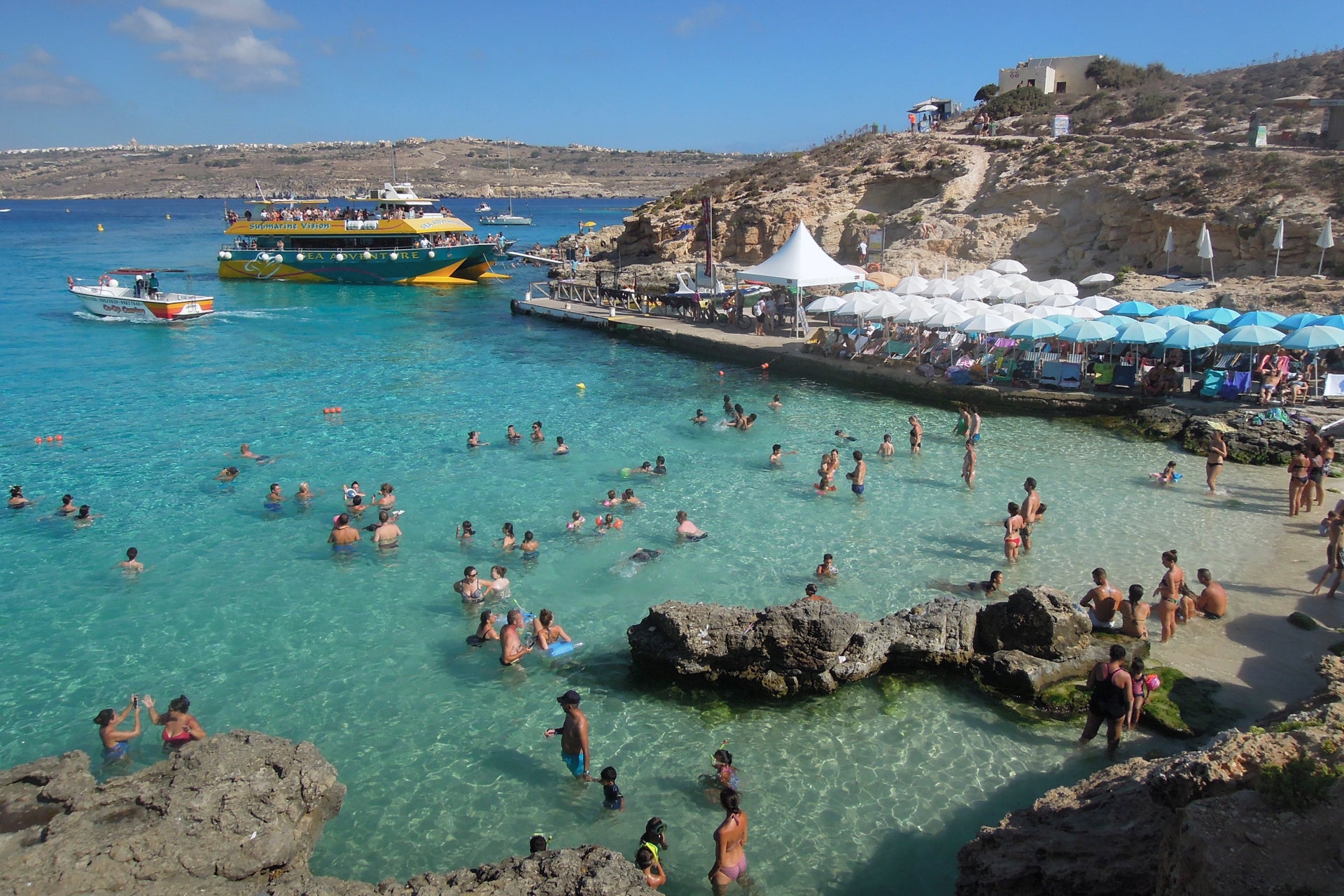 Personnes sur des bateaux de vacances au large d'une plage dans l'Atlantique