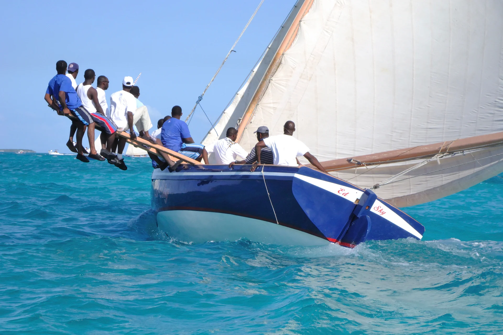 Gruppo di persone che si gode le vacanze in barca a vela alle Bahamas