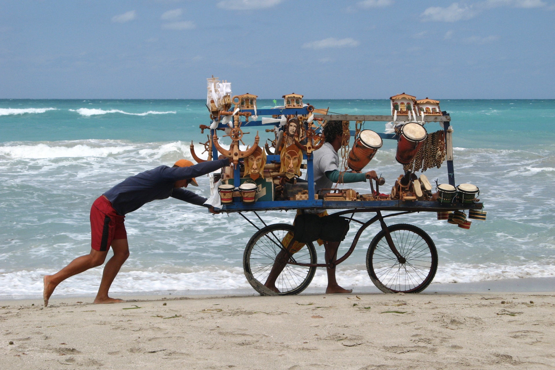 Vendeurs de plage locaux à Cuba