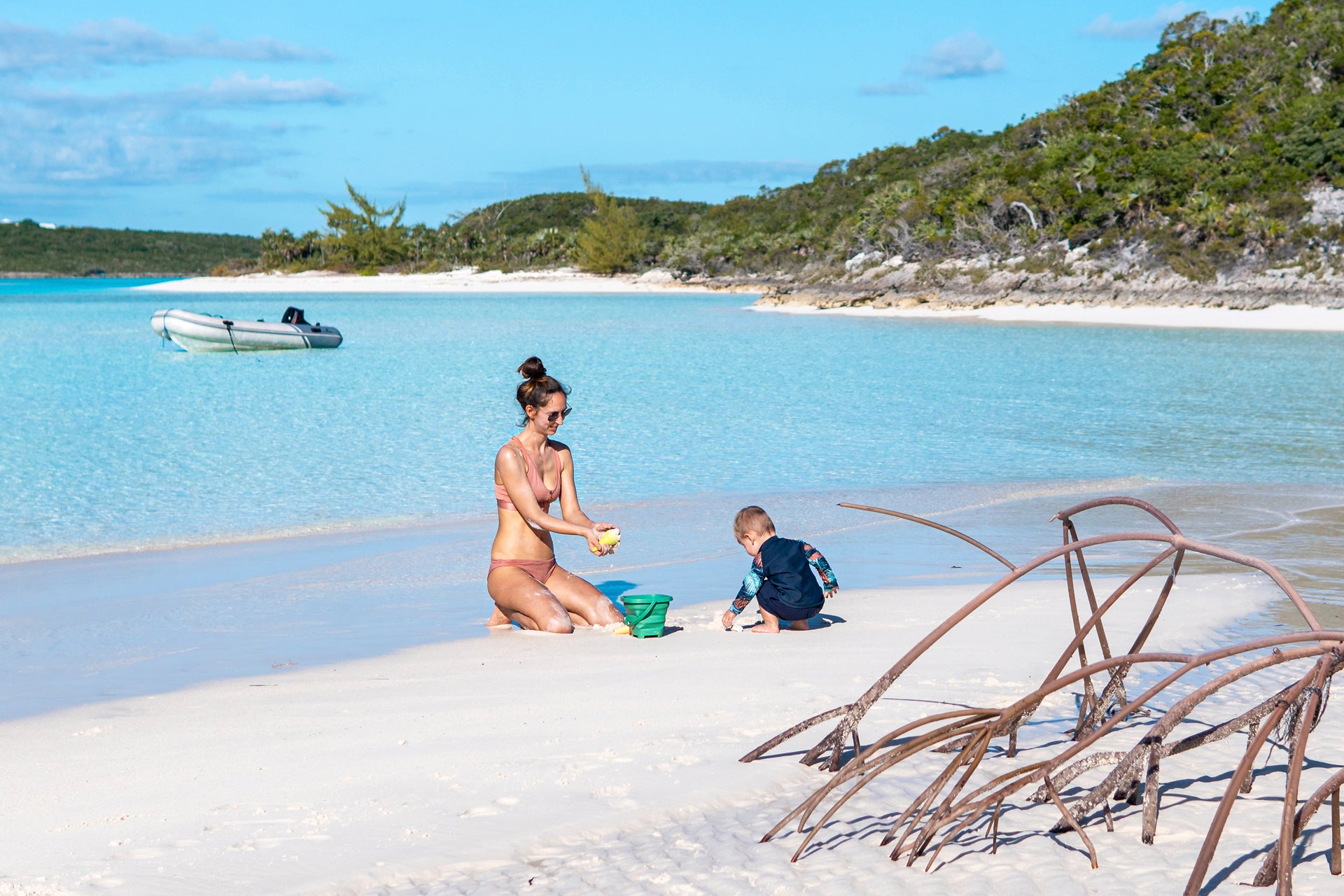 Famiglia durante una vacanza in barca a vela alle Exuma