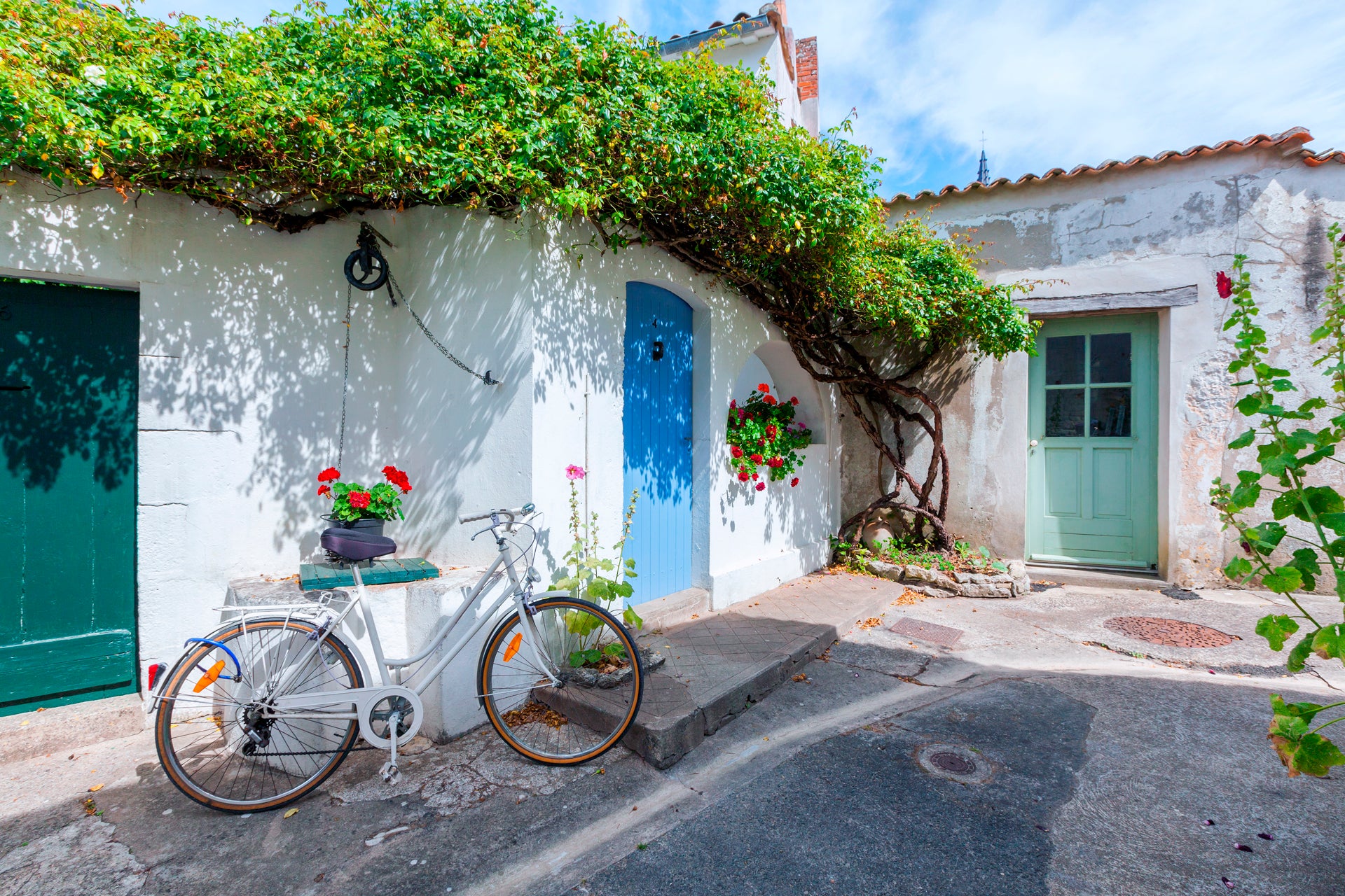 Pittoreska hus med blommor i La Rochelle