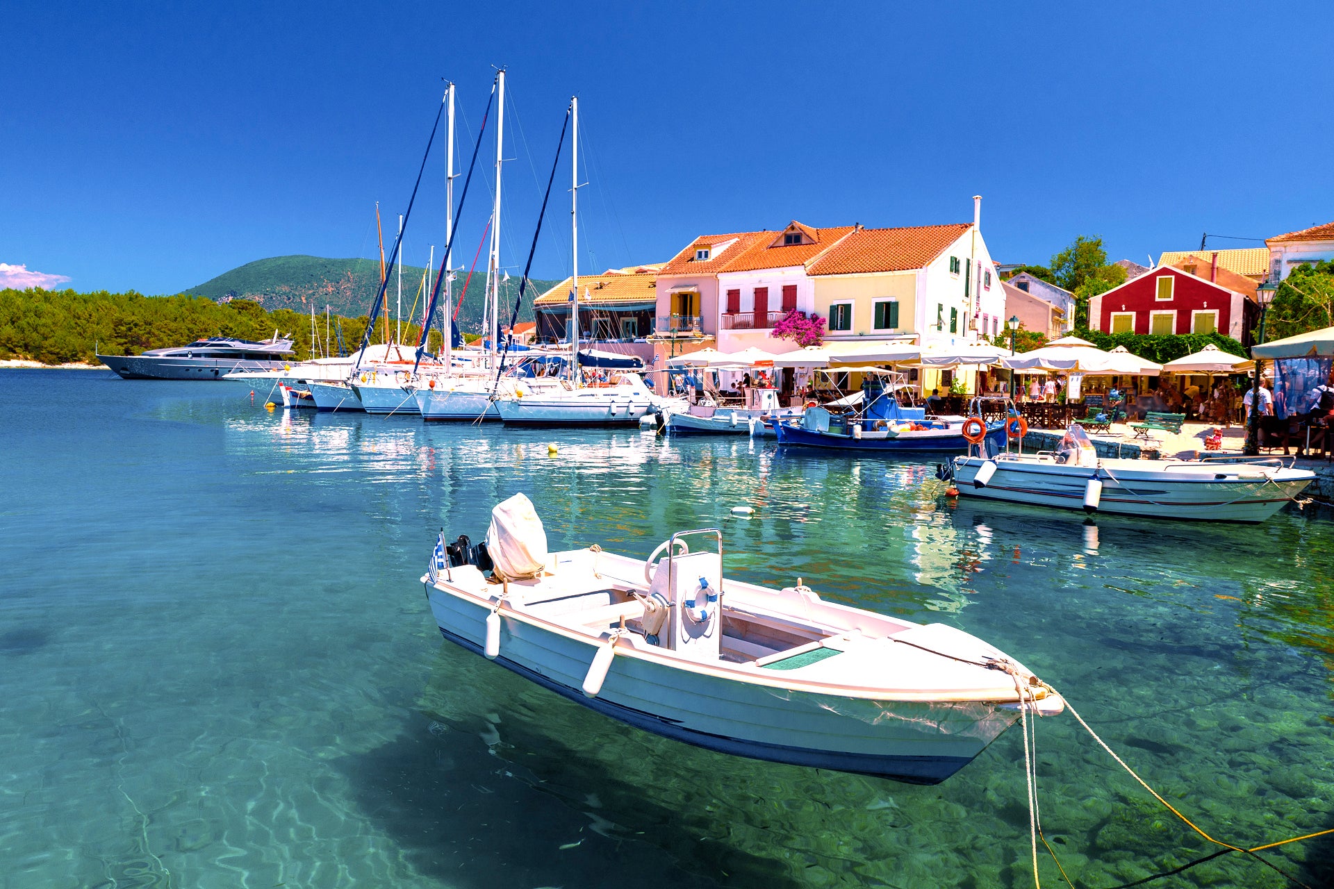 Lefkas färgglada hamn seglingscharter