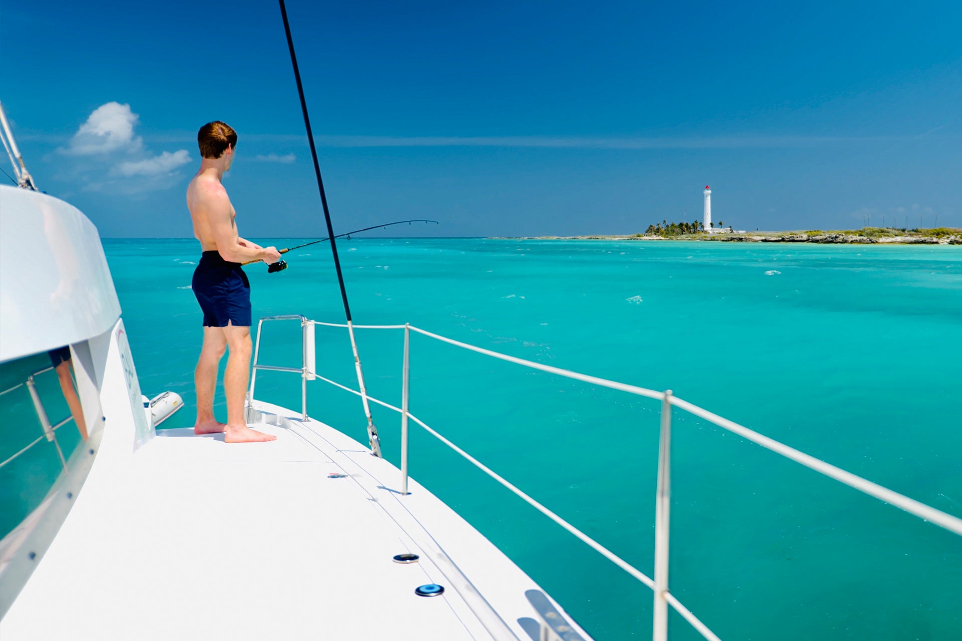 Uomo a bordo del suo yacht charter in Messico