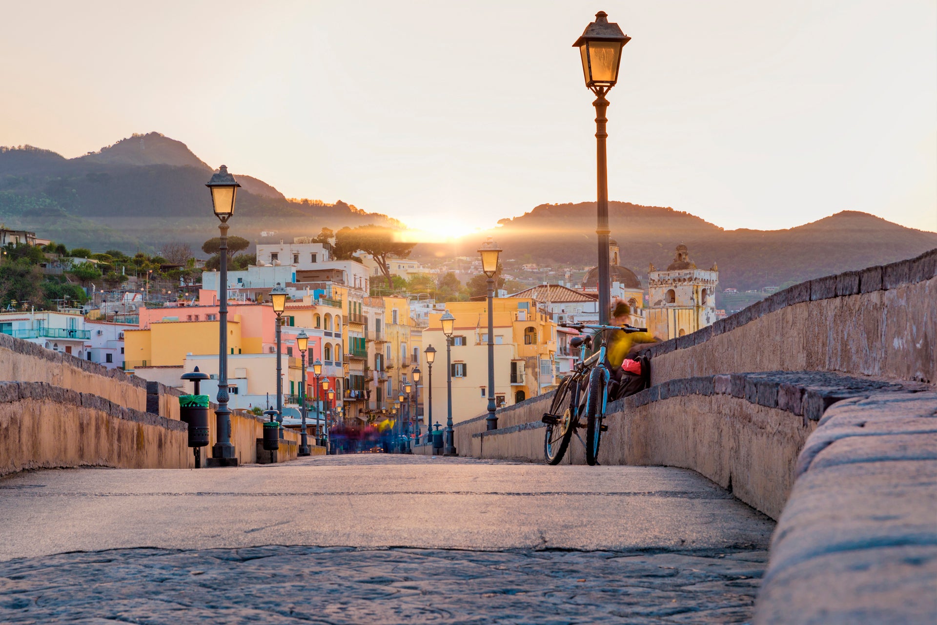 Paisaje del puente de la ciudad de Nápoles al atardecer