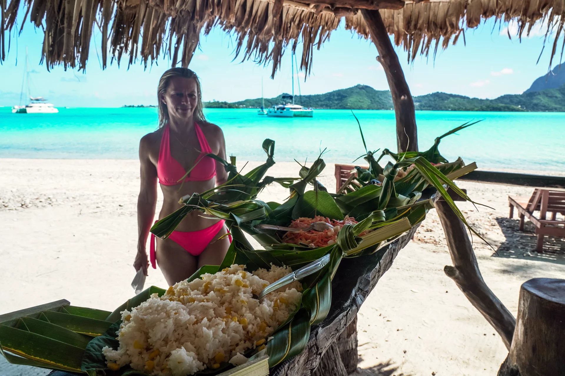 Pazifikreisender genießt Segelurlaub am Strand und auf der Yacht