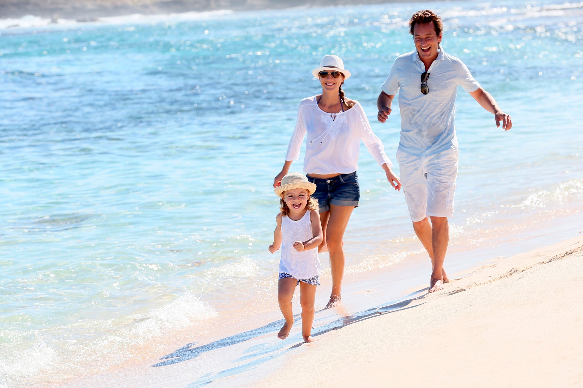 Paros lycklig familj på stranden sommarsemester