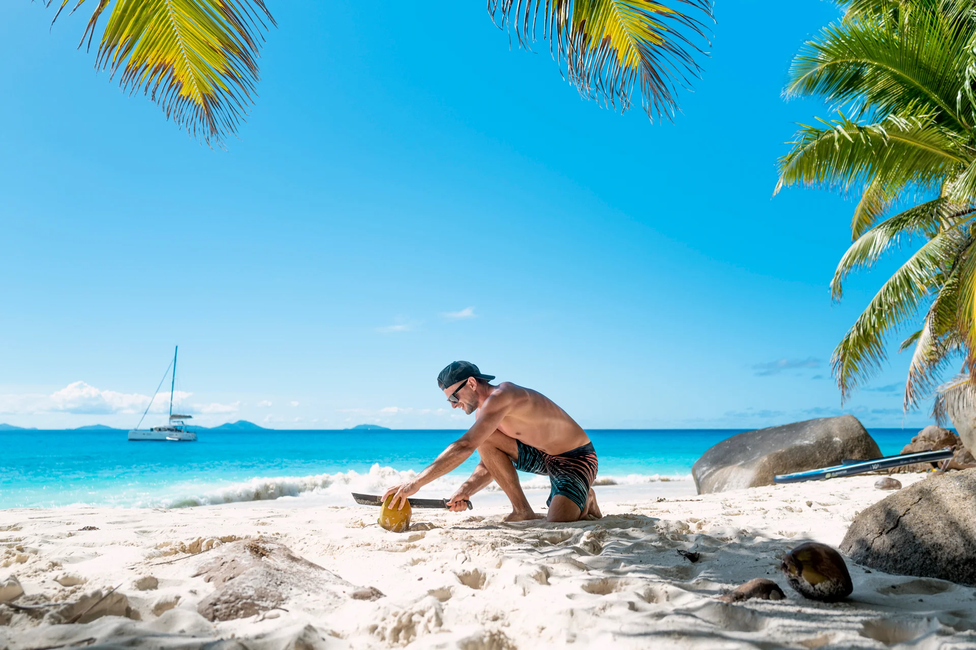 Uomo che si gode una spiaggia delle Seychelles
