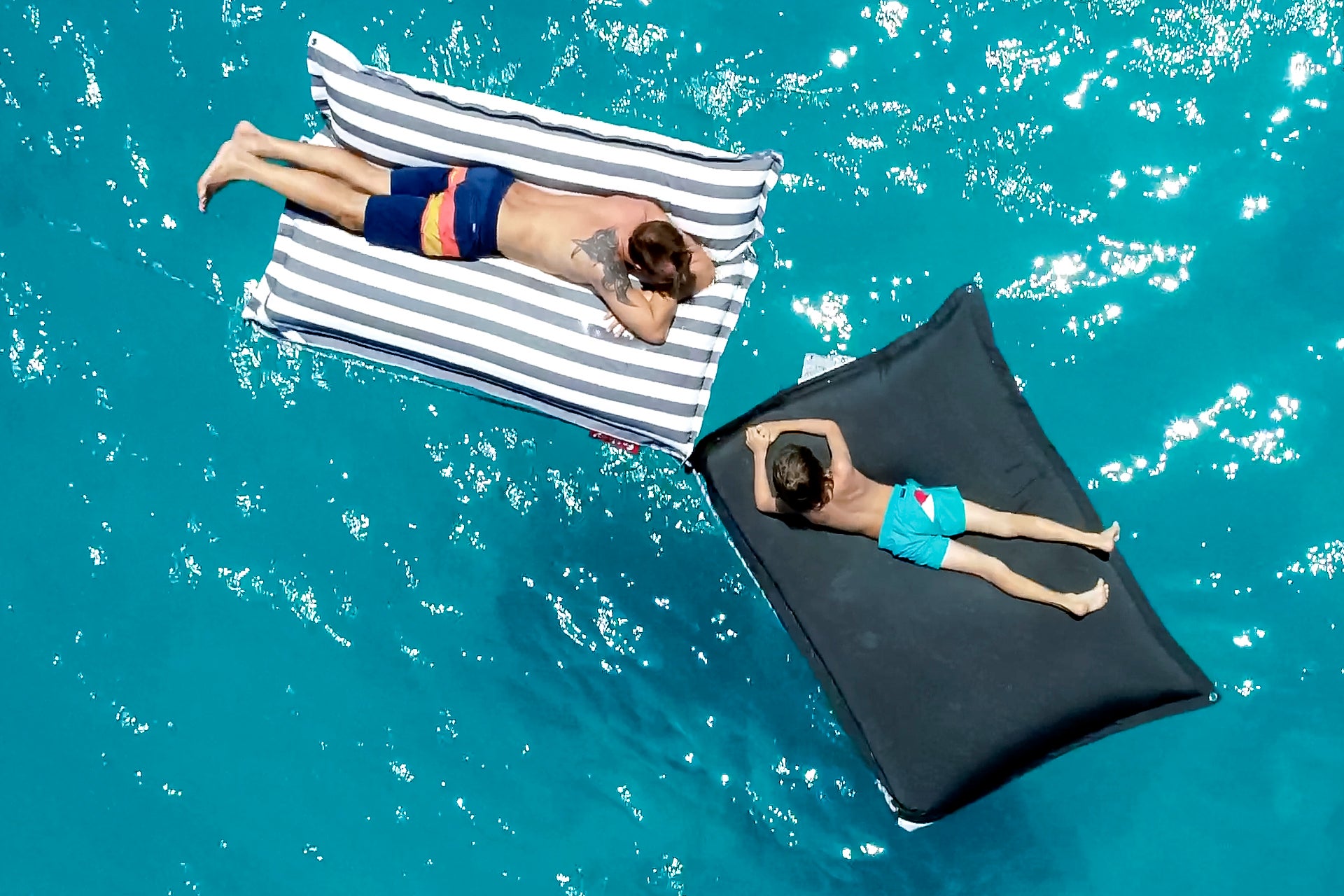 Famille se relaxant dans les eaux bleues de Saint-Martin lors d'une croisière en bateau