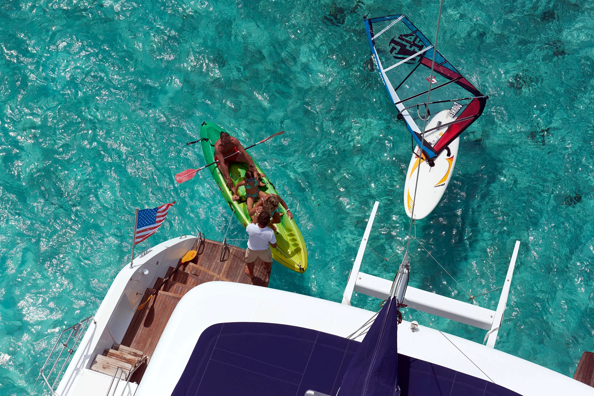 Amici che si divertono durante le loro vacanze in barca a vela a Tahiti