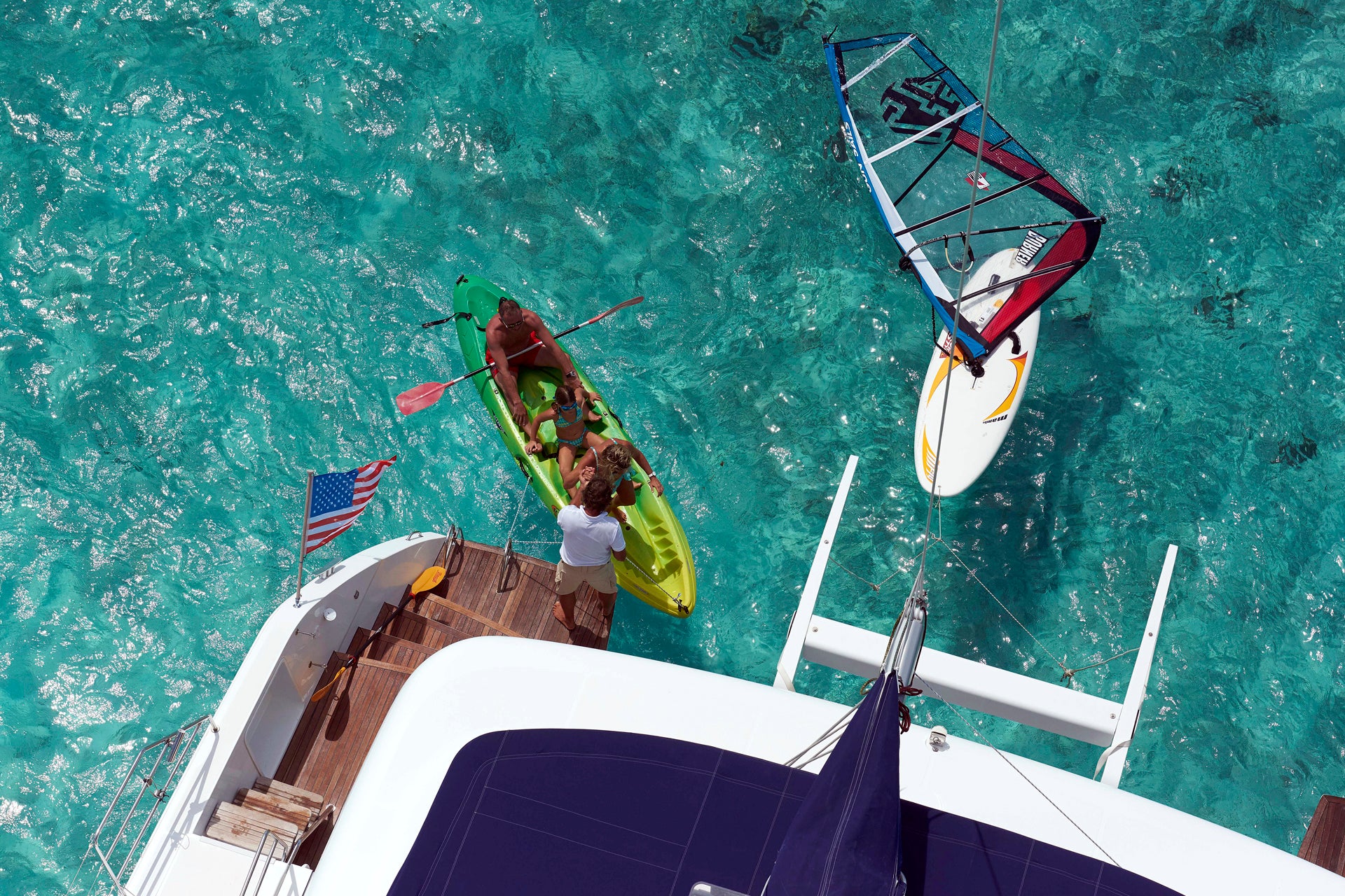 Amigos divirtiéndose a bordo de un yate de alquiler en Tahití