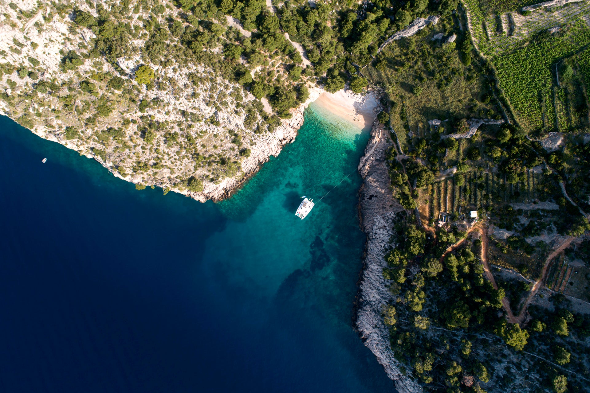 Trogir blauw water baai catamaran charter