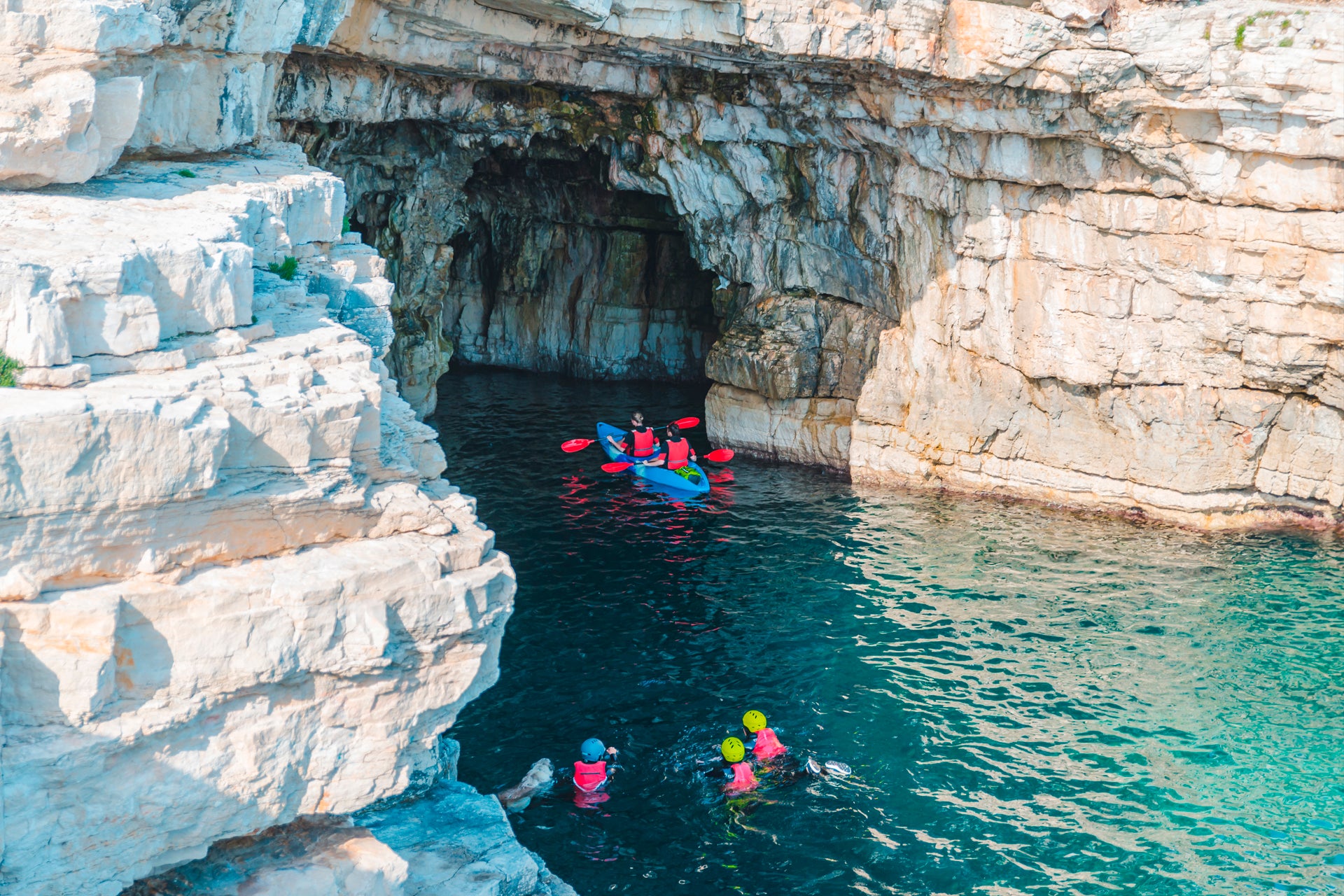 Vacances aventure en kayak au pied d'une falaise à Pula