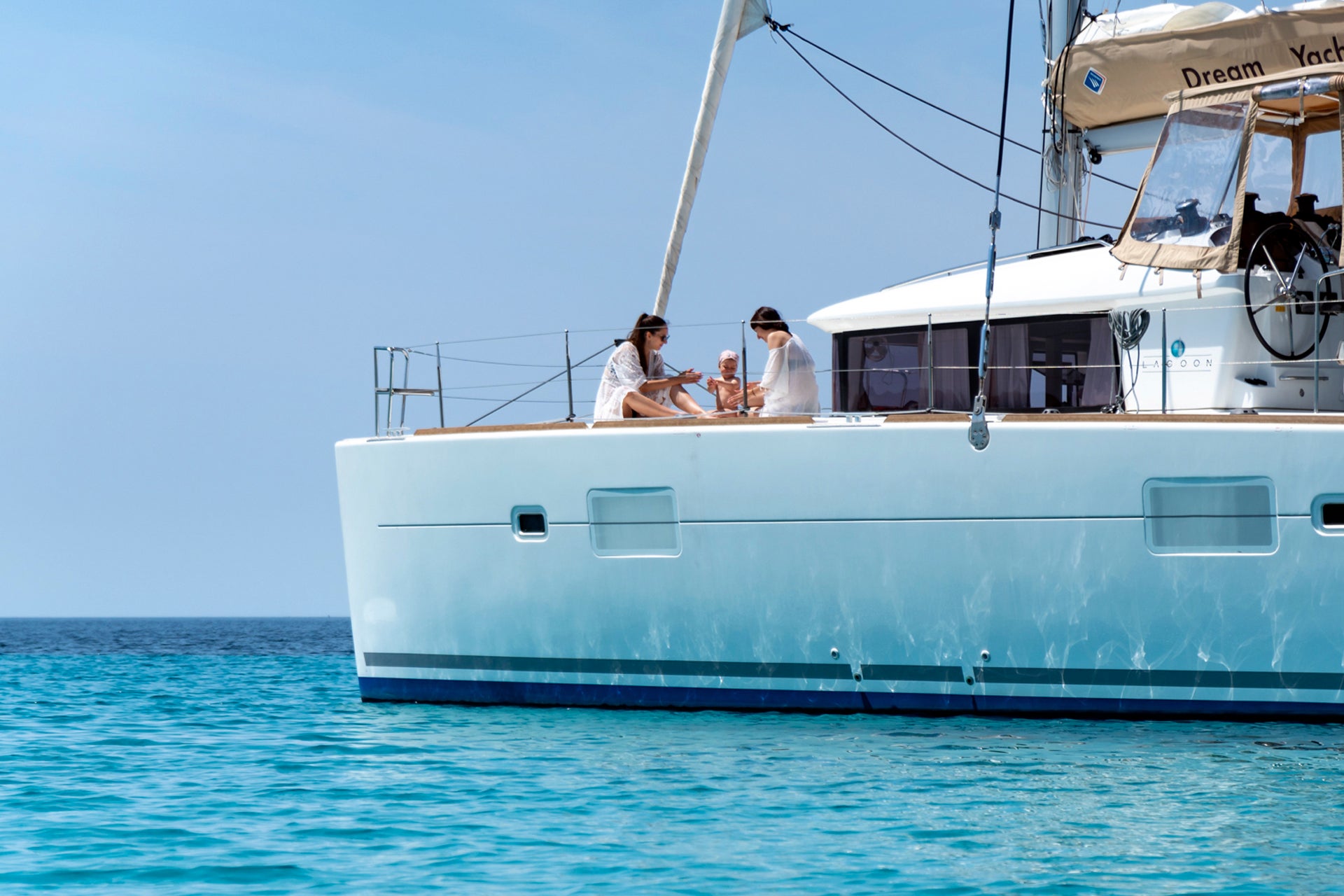 Amis en croisière en bateau à Pula pendant les vacances d'été