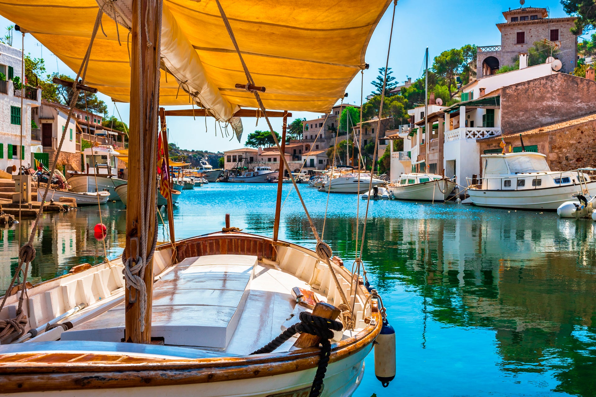 Vacanze in barca a vela alle Isole Baleari lungo un canale d'acqua