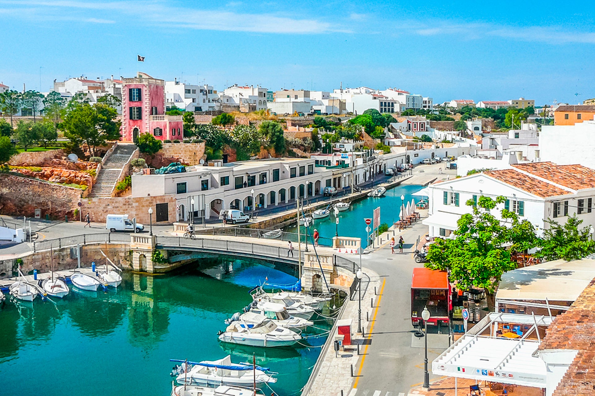 Navegando en una embarcación de alquiler por el canal marítimo de las islas Baleares