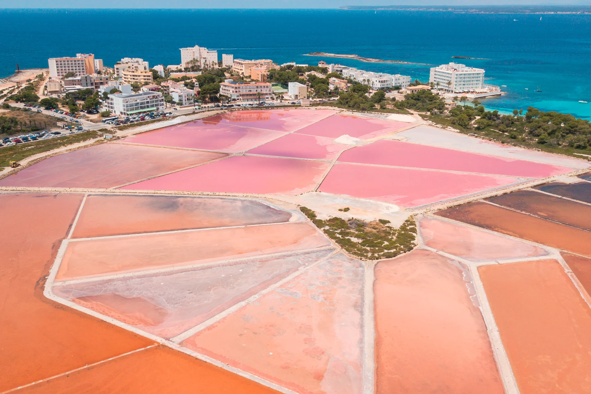 Paisaje de salinas rojas en la costa de las islas Baleares
