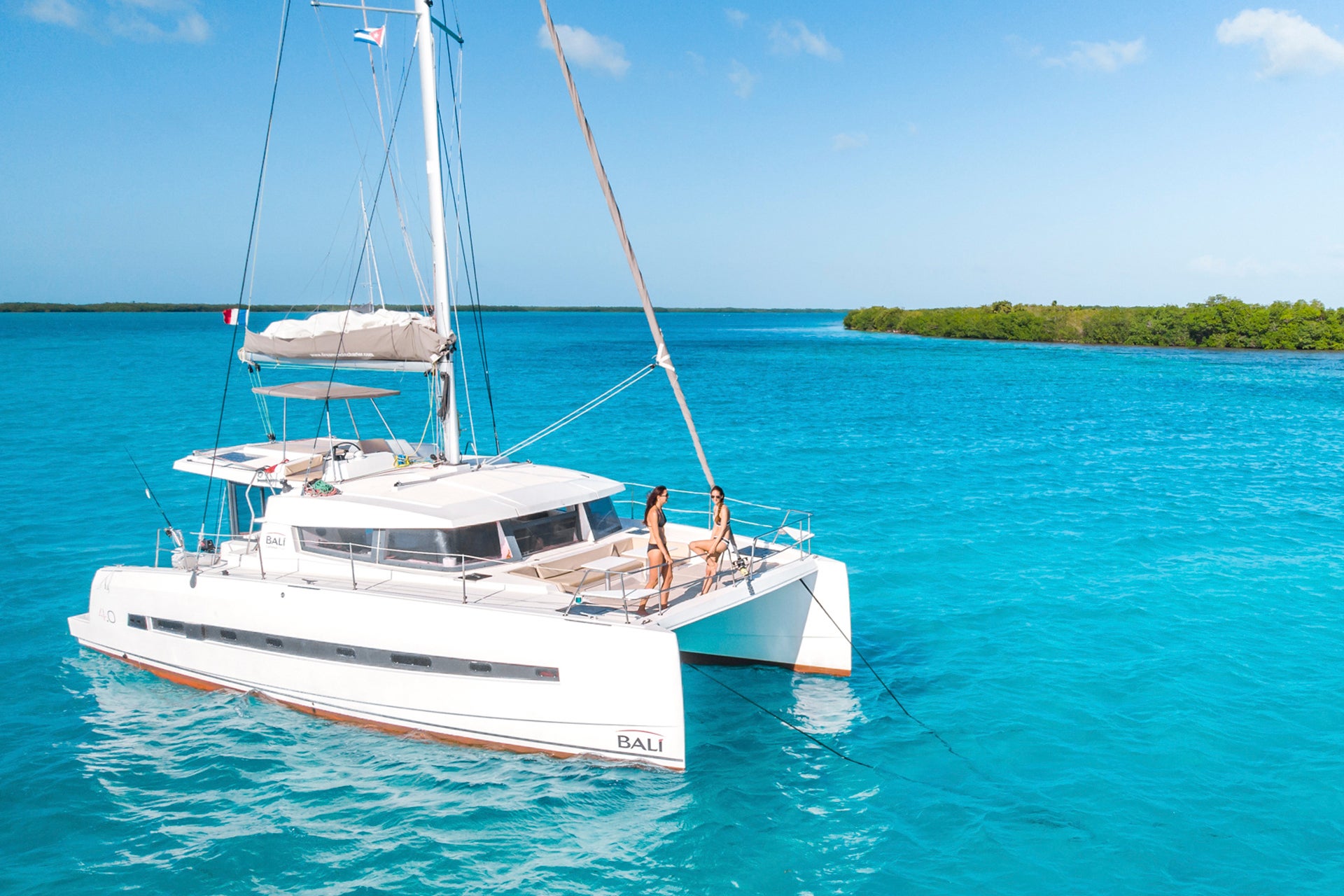 Bateau de location naviguant sur une mer bleue dans les Caraïbes