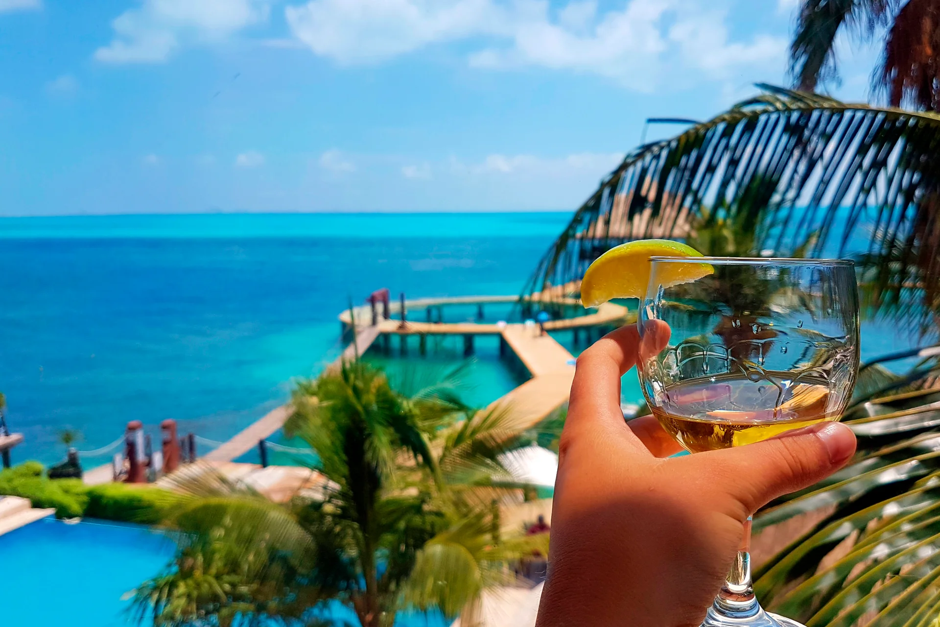 Karibisk gäst njuter av semester vid havet