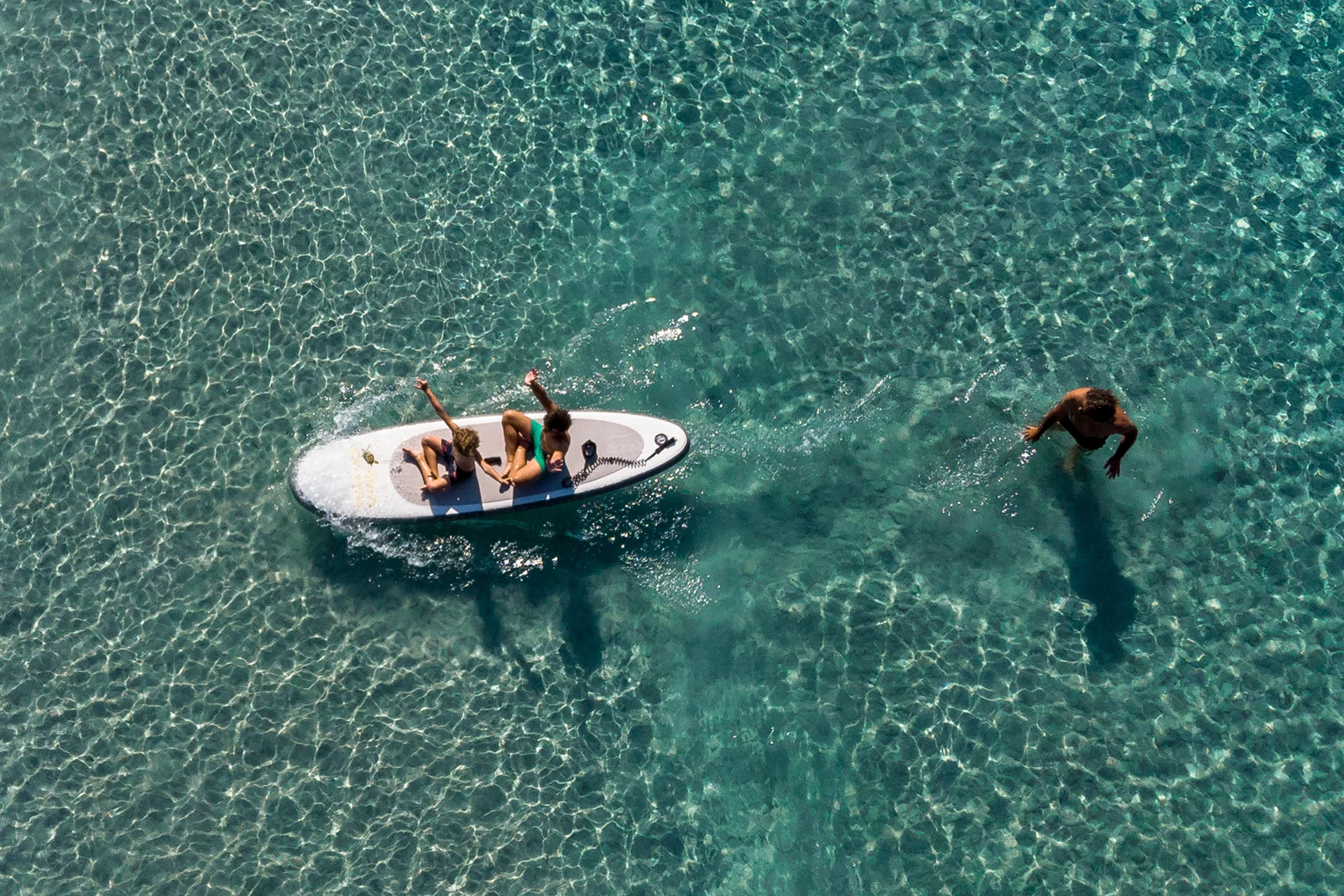 Cote d'azur paddleboarden op blauw water
