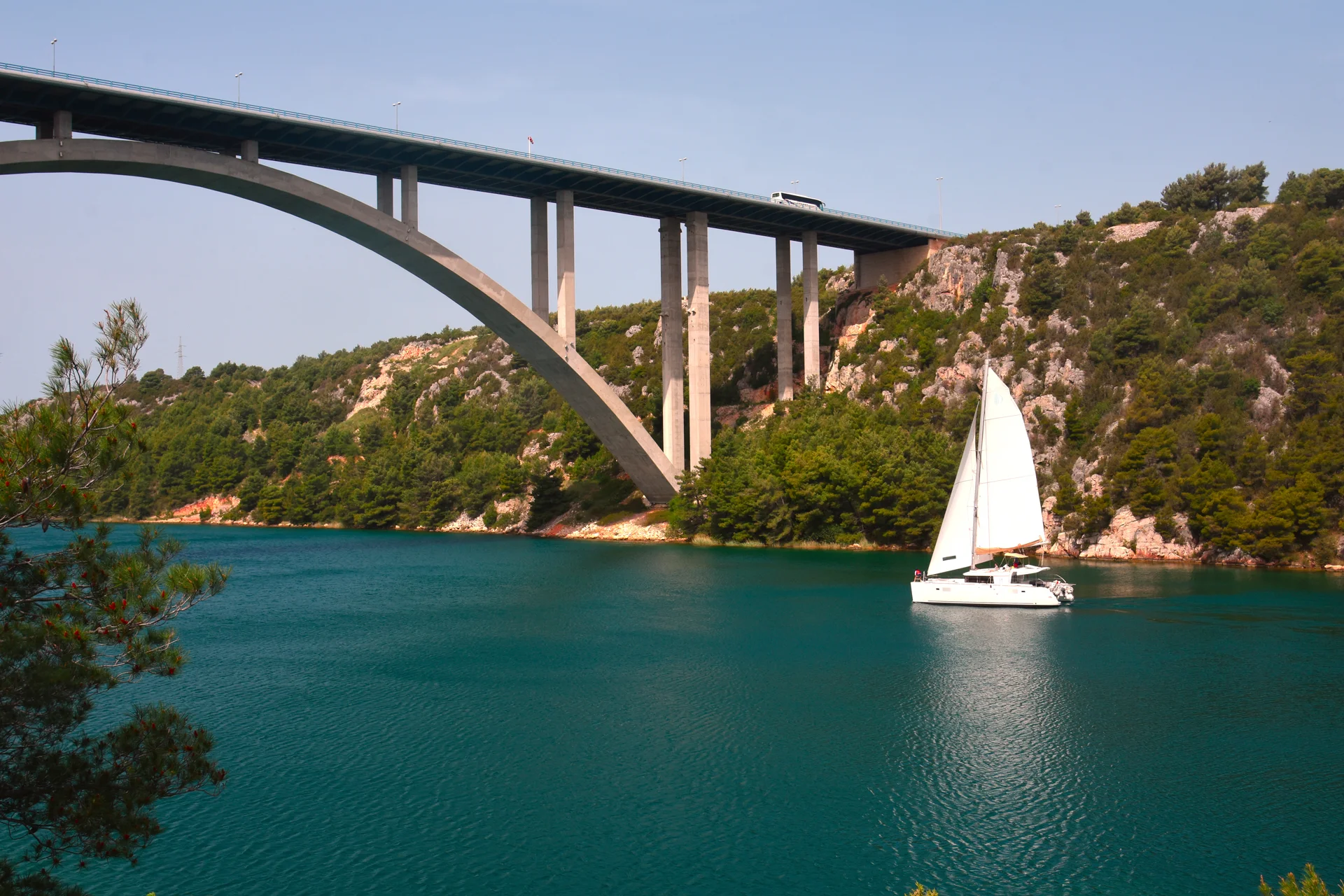 Bateau sous un pont en Croatie