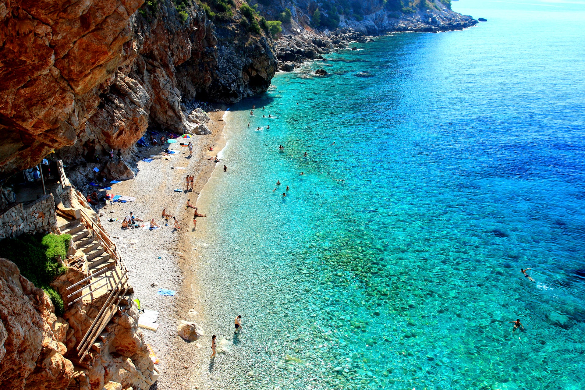 Strand in Kroatië met kristalhelder water.