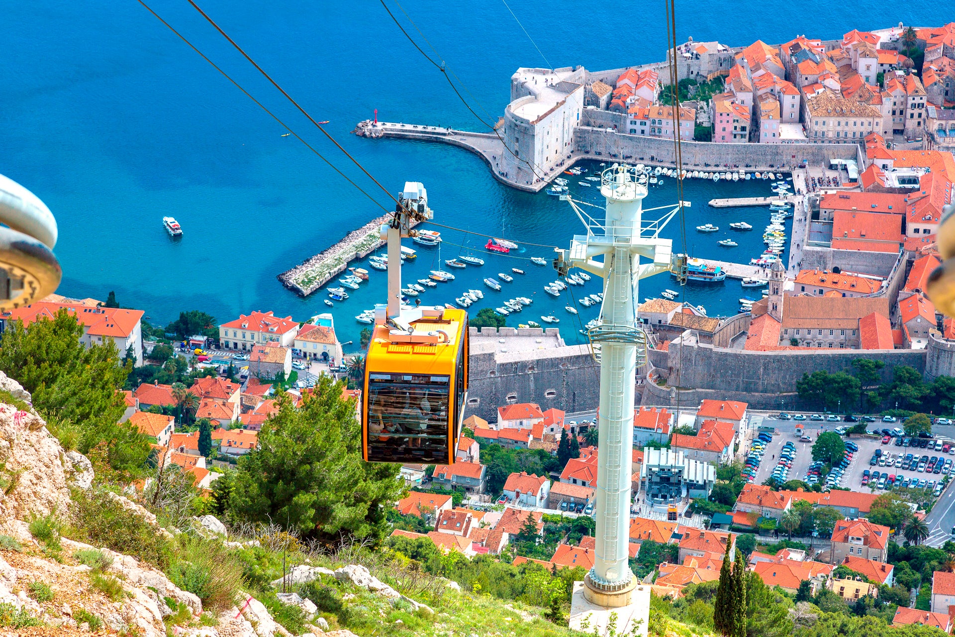 Teleférico en el colorido casco antiguo de la ciudad de Dubrovnik