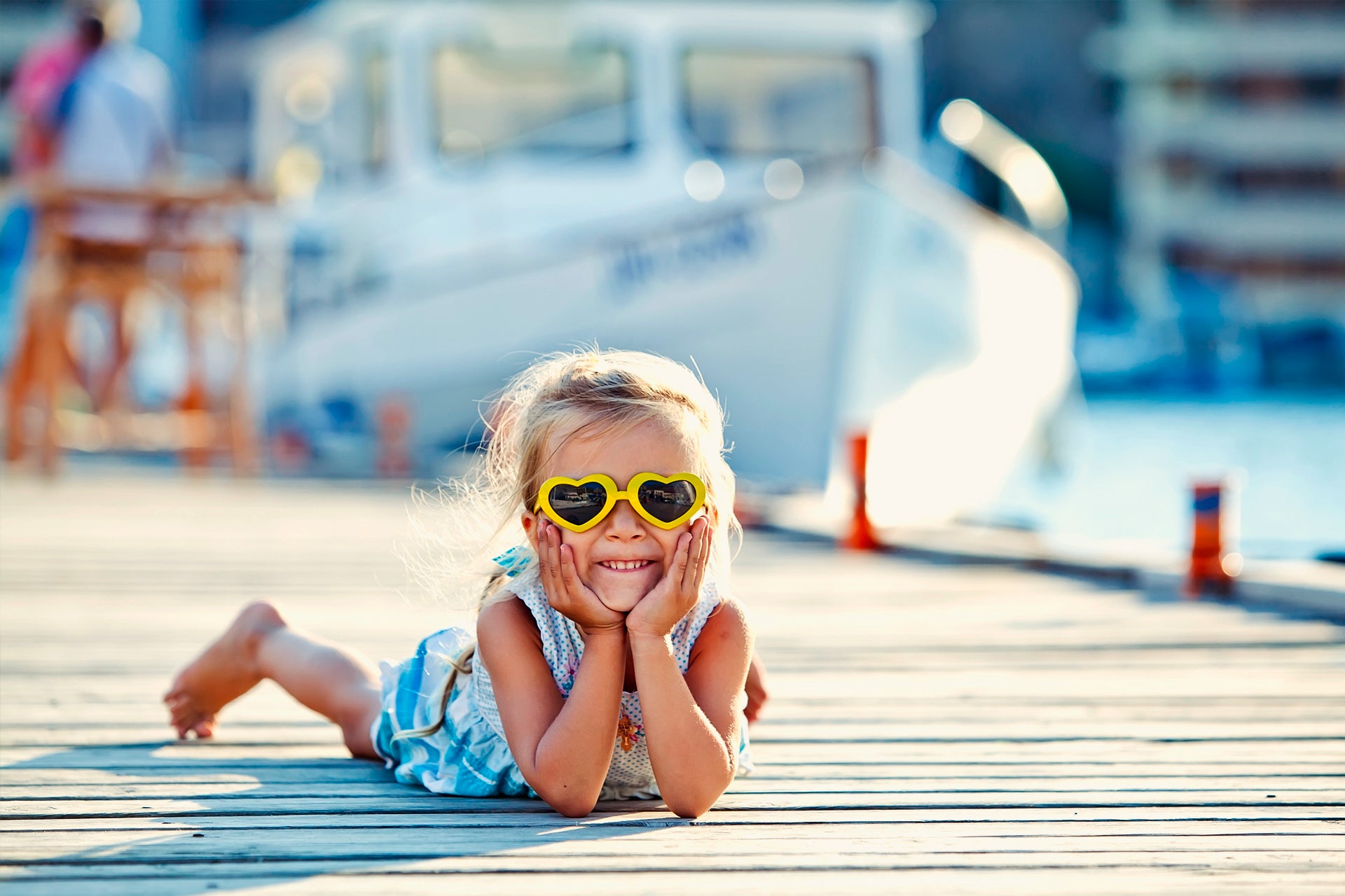 Famiglia felice con bambino durante le vacanze in barca a vela a Dubrovnik