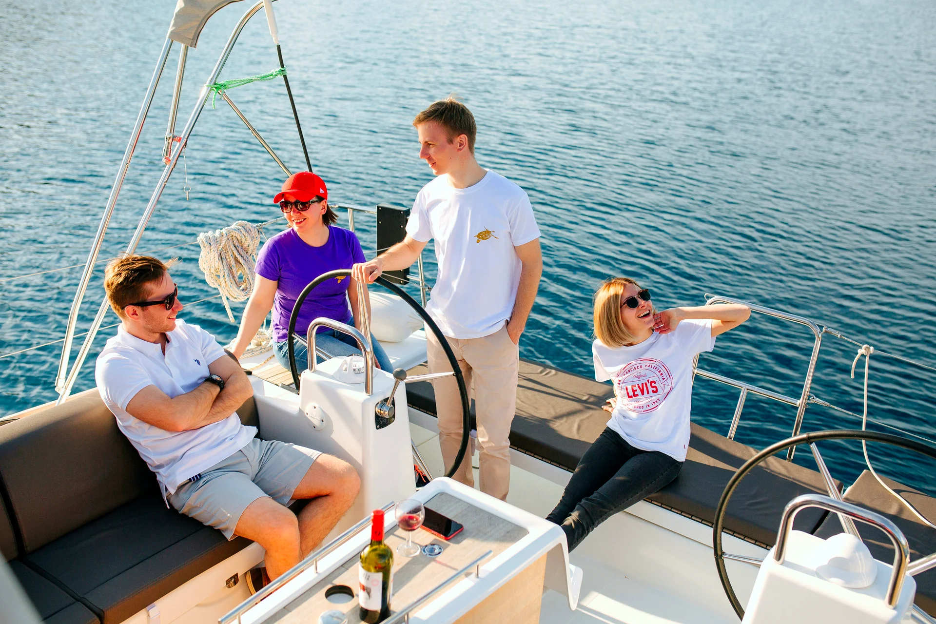Famiglia durante le vacanze in barca a vela a Dubrovnik