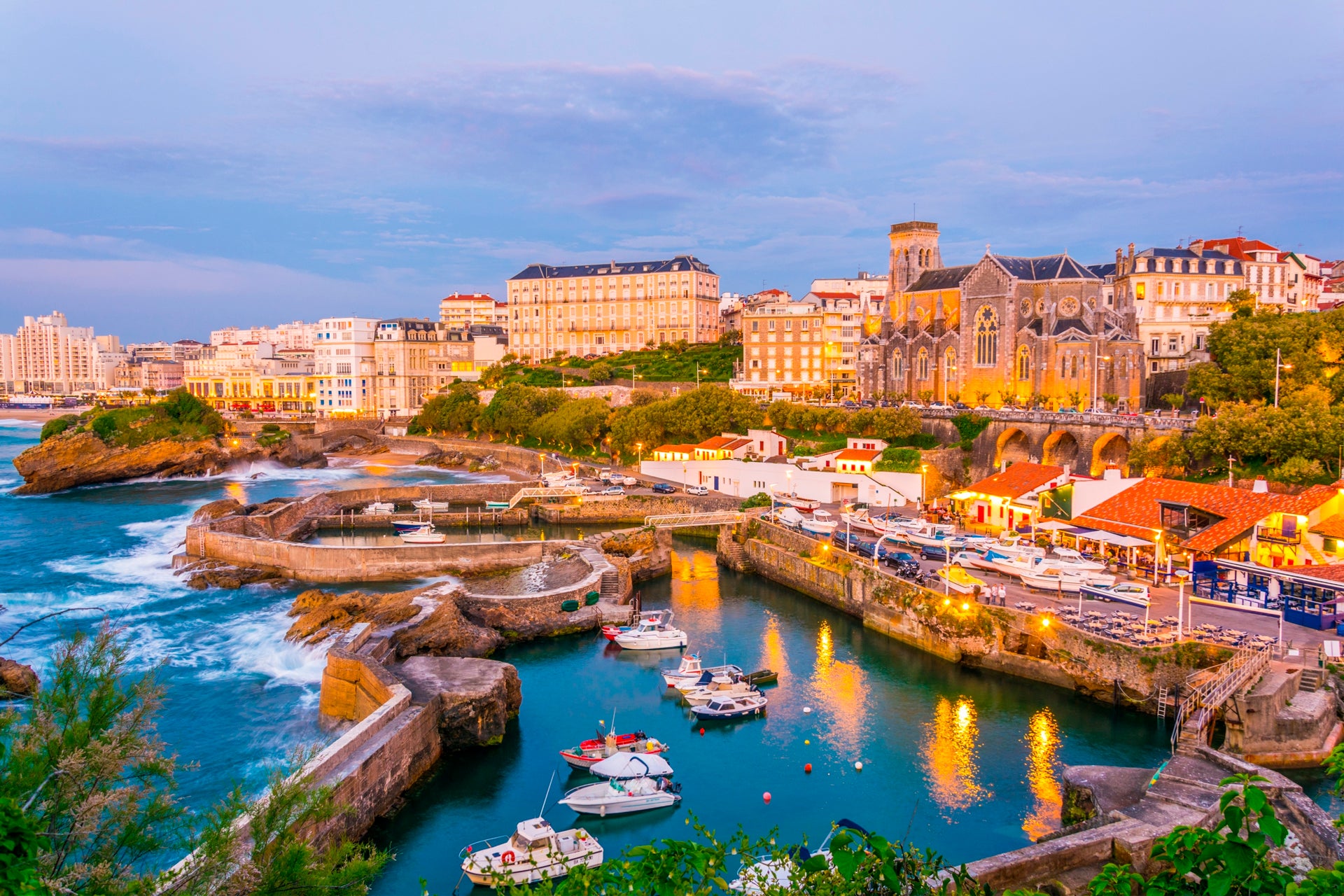 Puerto deportivo y pueblo de Francia al atardecer con alquileres de yate