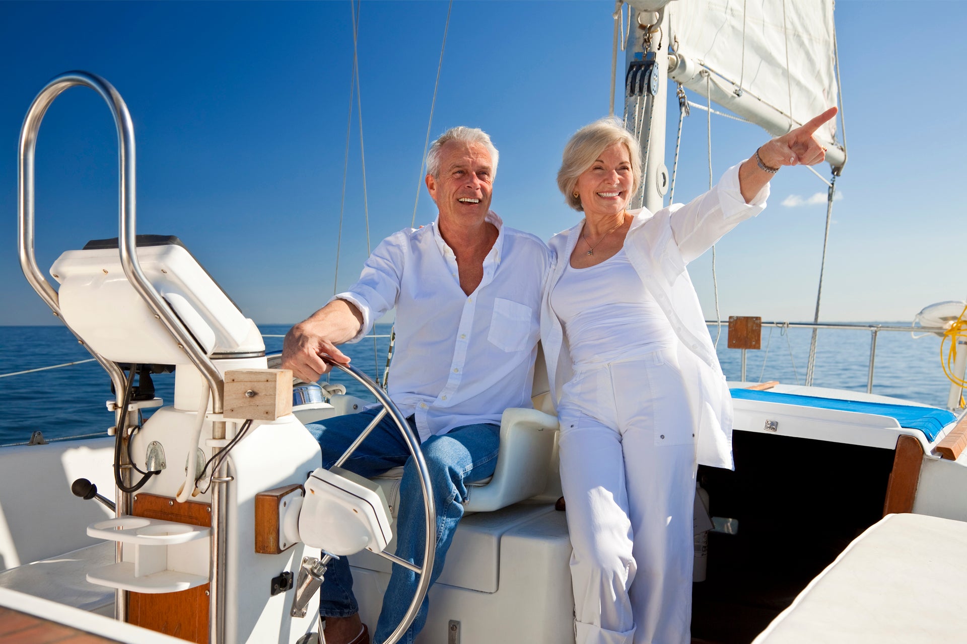 Pareja disfrutando a bordo de un yate en Francia