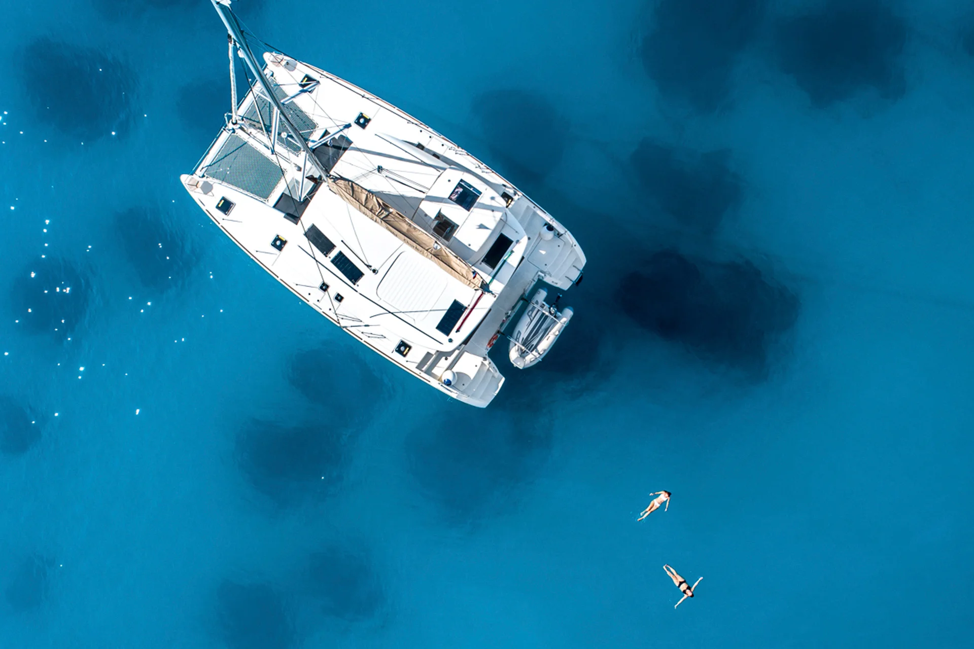 Catamarán en las aguas azules de Grecia