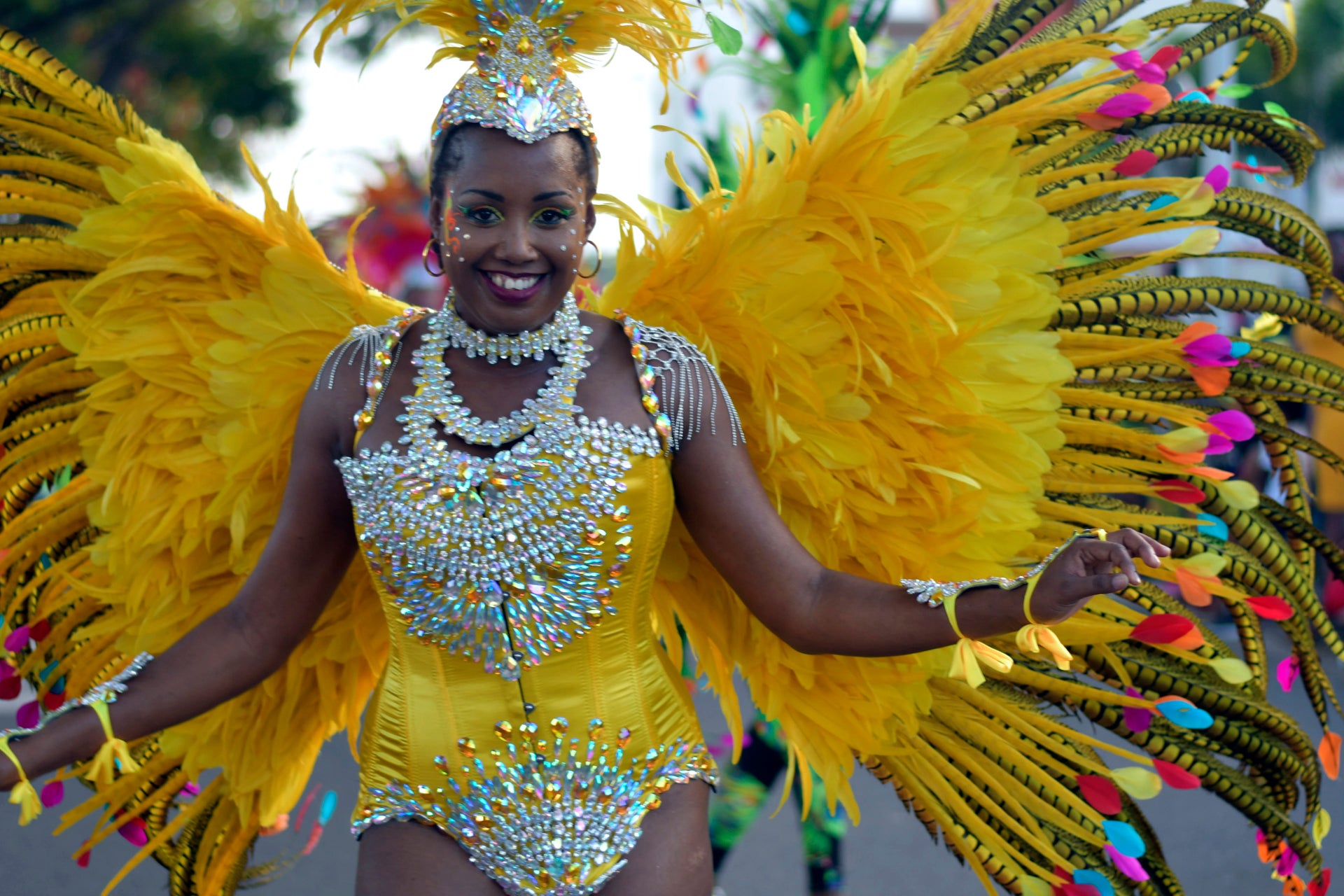 Chica local de carnaval durante unas divertidas vacaciones en Guadalupe