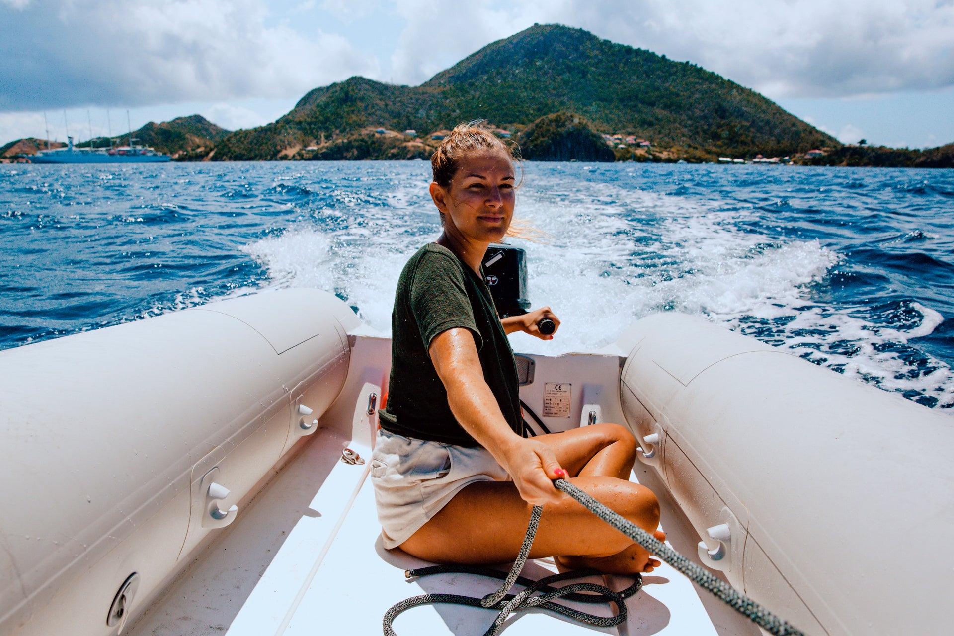 Ragazza che si rilassa durante le vacanze in barca a vela a Guadalupa