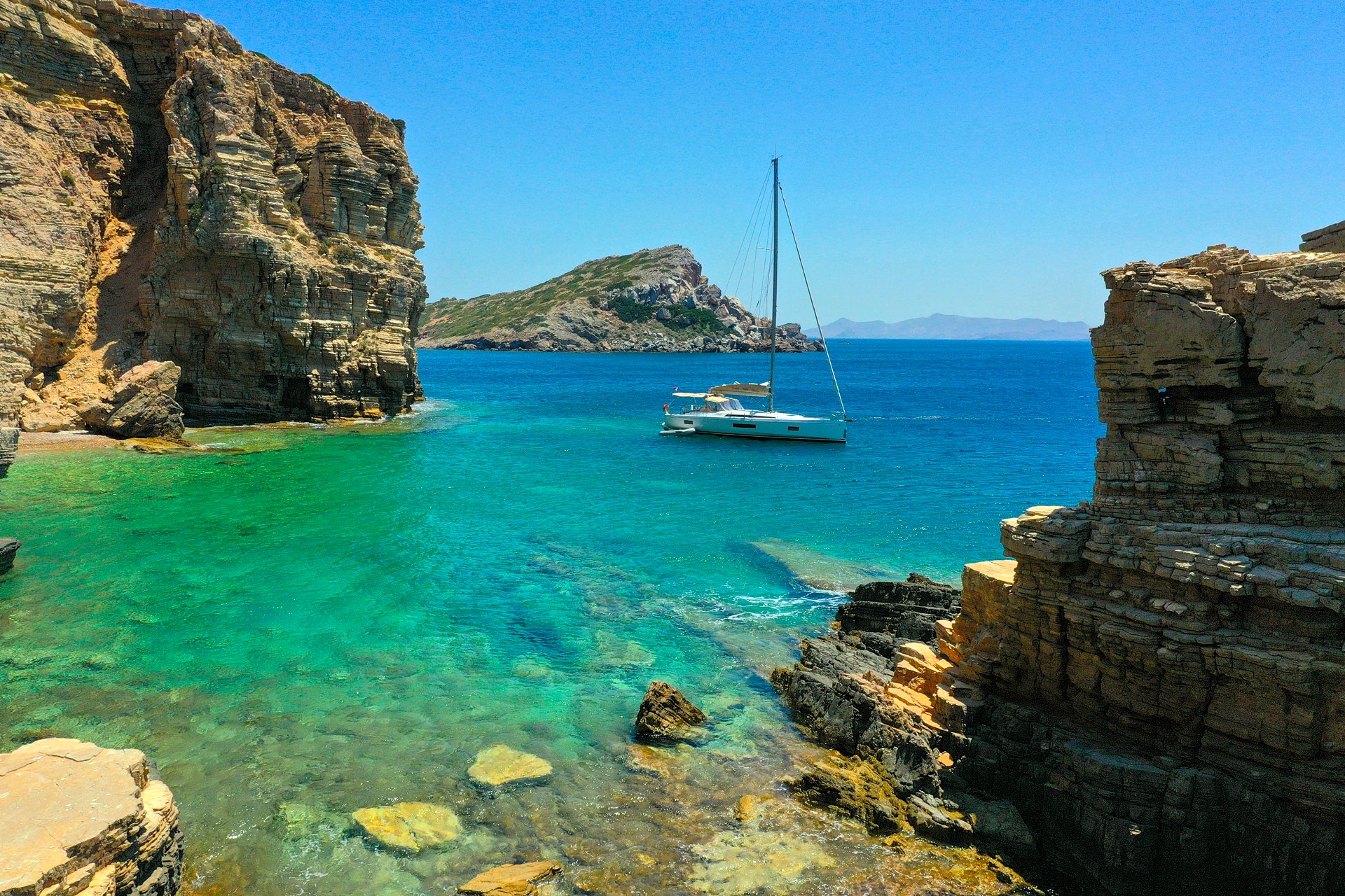 Vacanze in barca a vela in una baia di Kos dall'acqua cristallina