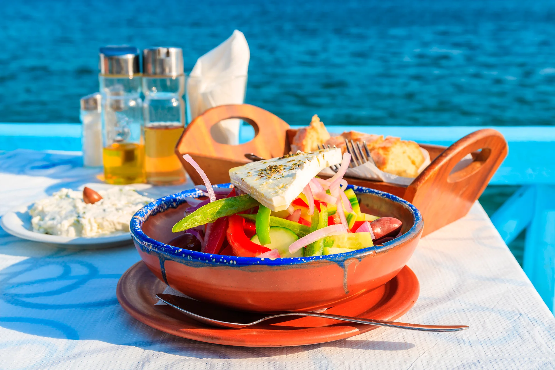 Ensalada griega y comida local, la gastronomía de Lavrio