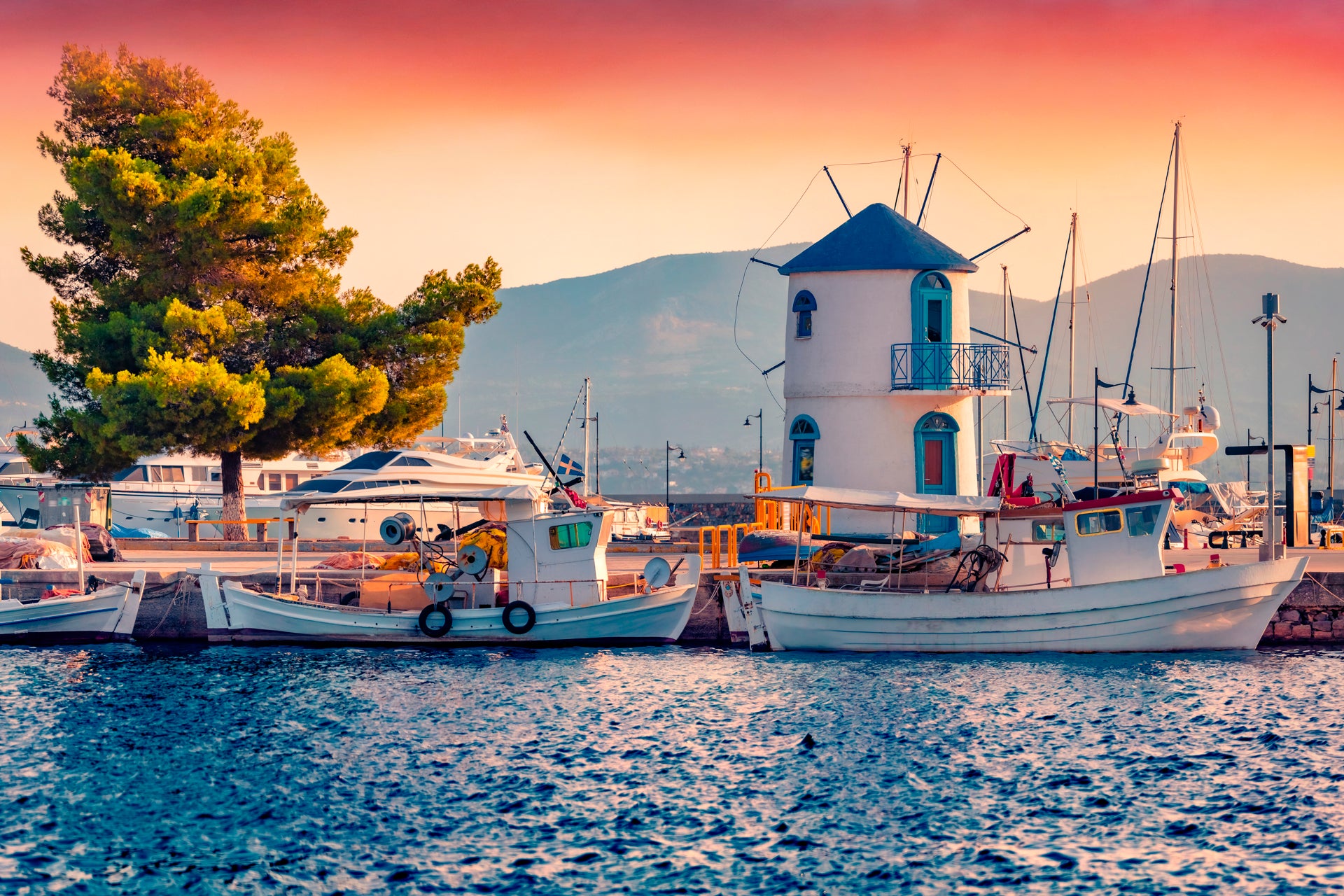 Farbenfroher Hafen und Landschaft im Sonnenuntergang in Lavrion