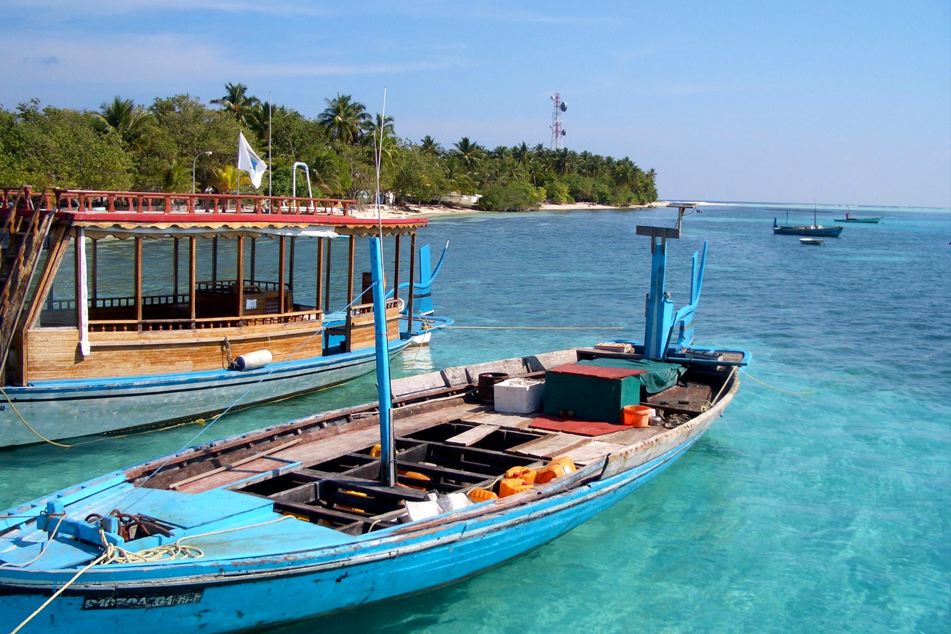 Malediven Segelcharter buntes Boot Hafen