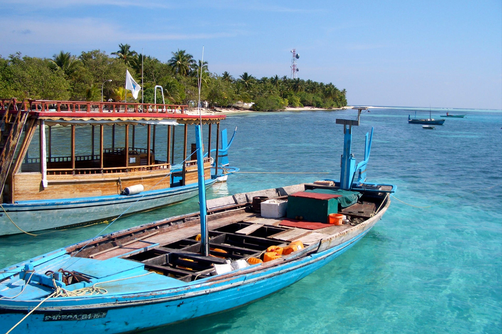 Noleggio di barche a vela al vivace porto delle Maldive