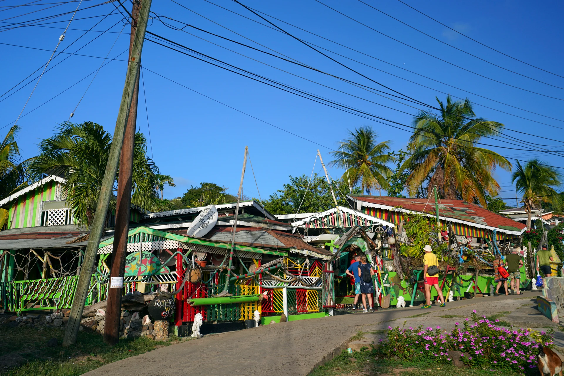 Casas locales coloridas de un casco antiguo de Martinica