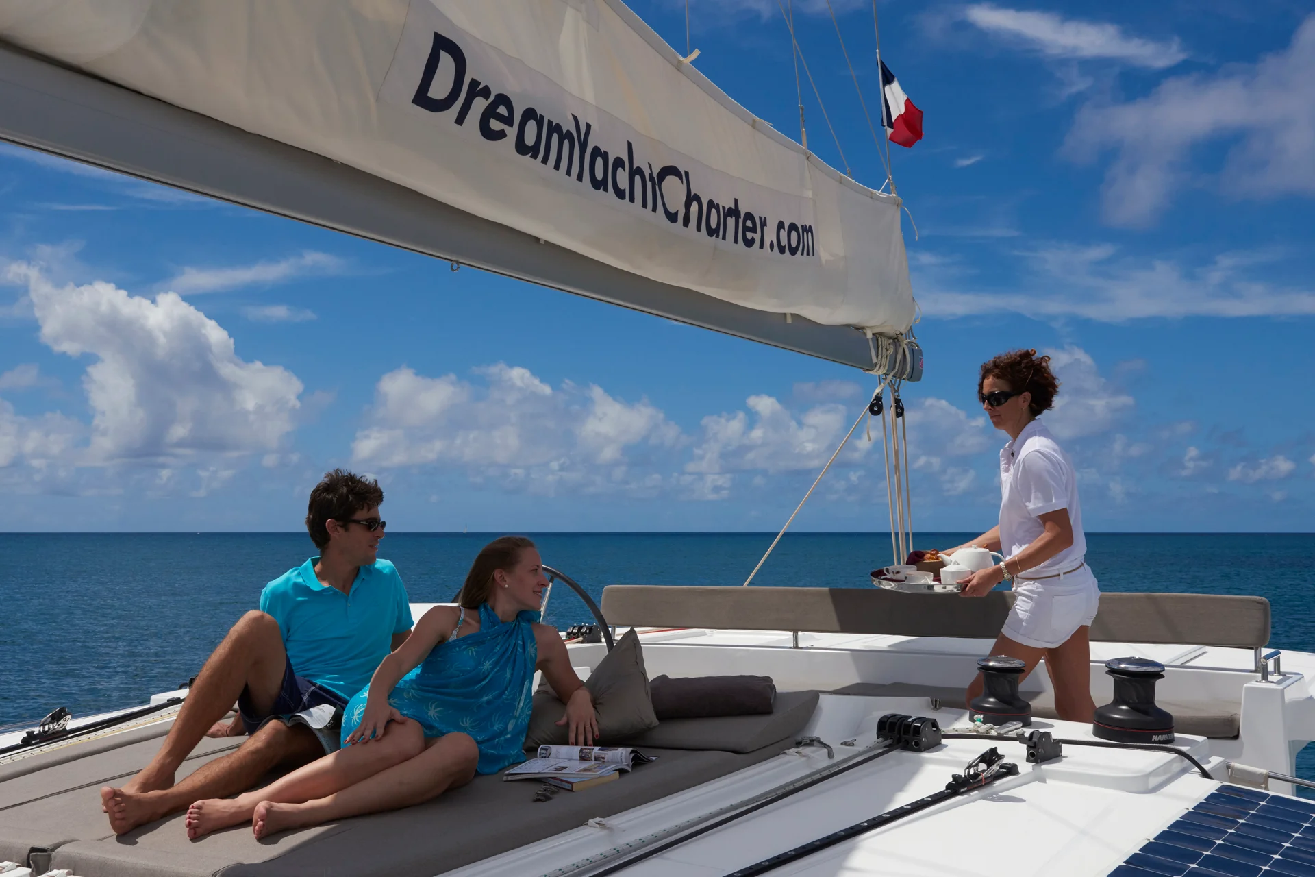 Coppia felice che si rilassa durante le vacanze in barca a vela a Martinica