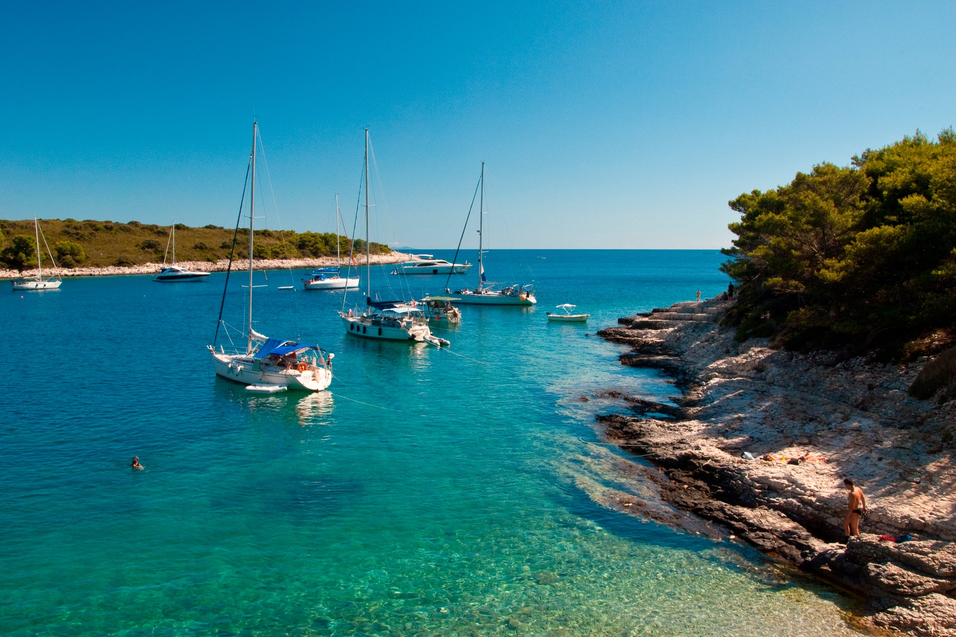 Mediterrane haven- en kustjachten zeilen in de zee