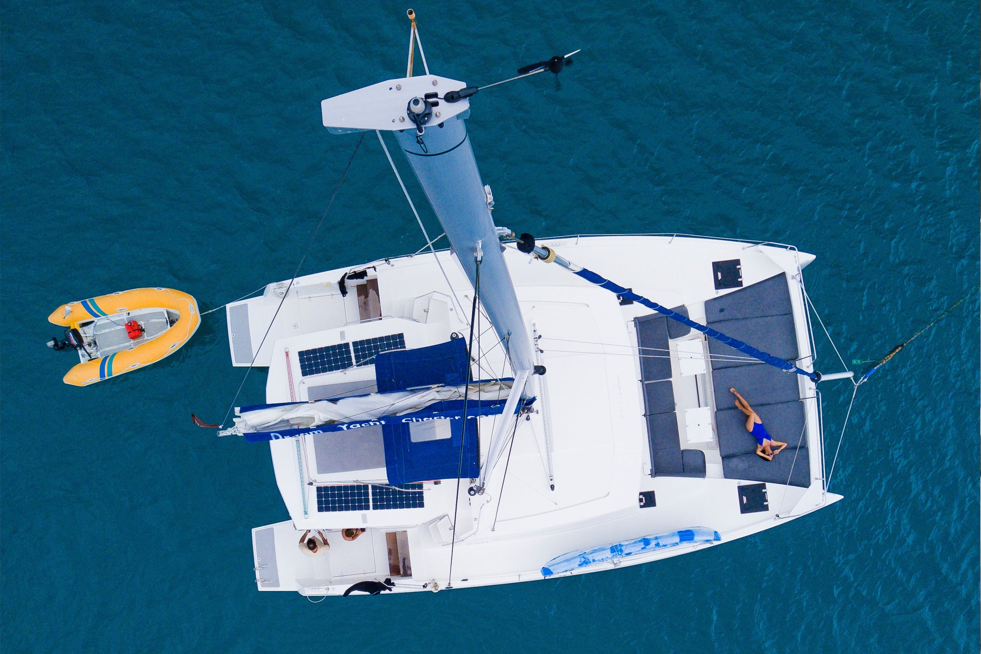 Catamarán de alquiler navegando por un mar azul en América