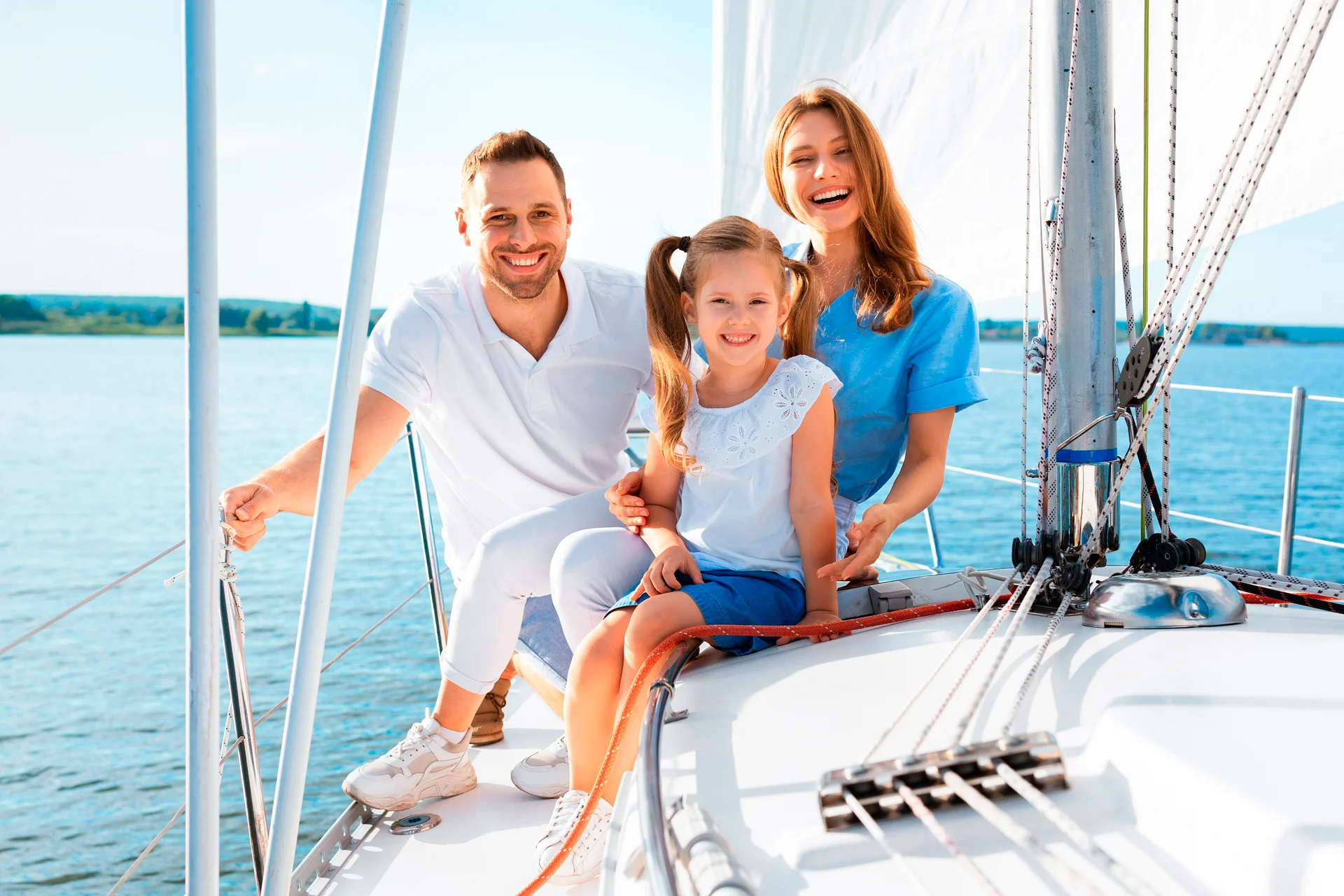 Famiglia che si gode le vacanze in barca a vela in Scandinavia